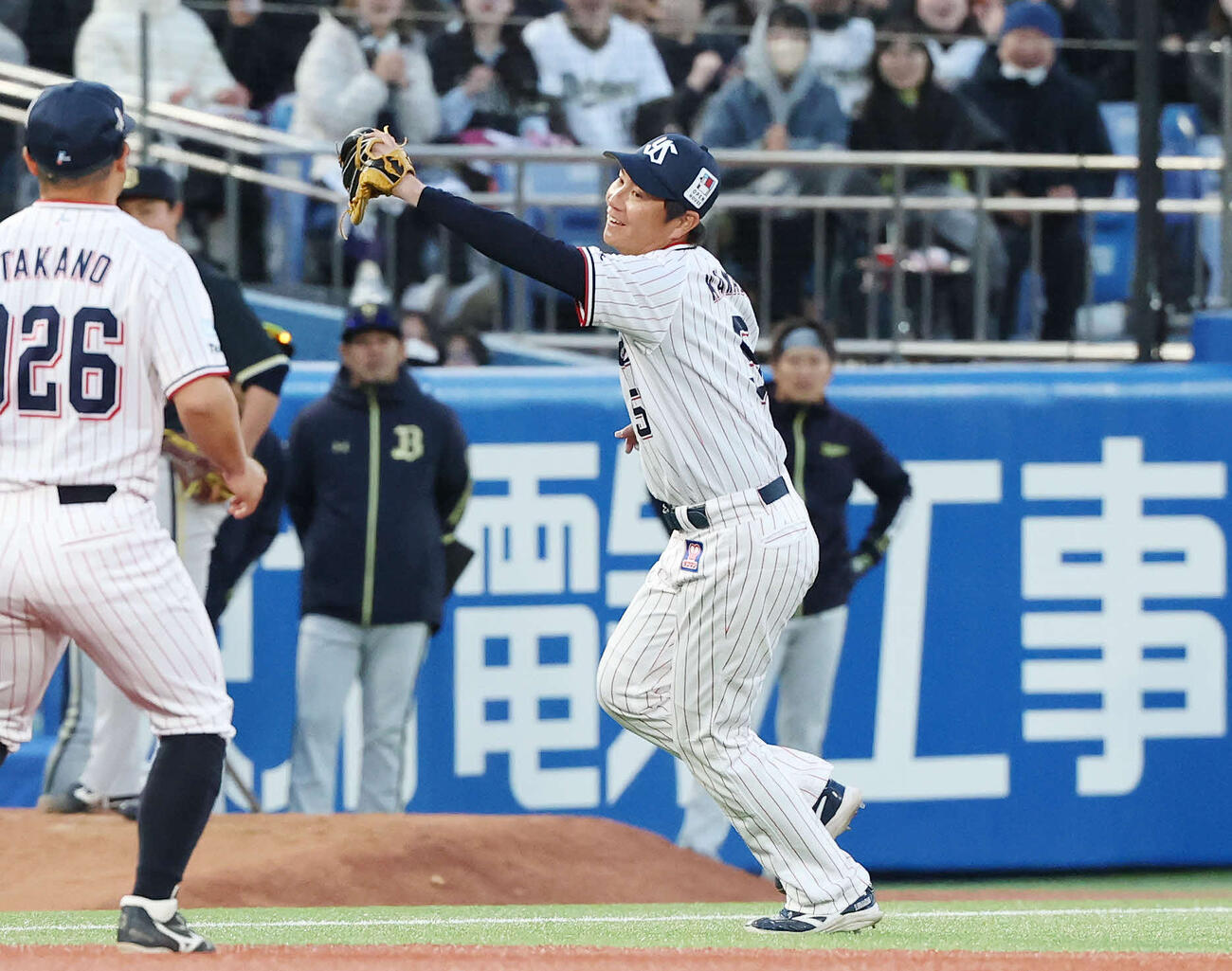 ヤクルト対オリックス　9回表オリックス2死、来田の遊飛を捕球する川端（撮影・宮地輝）