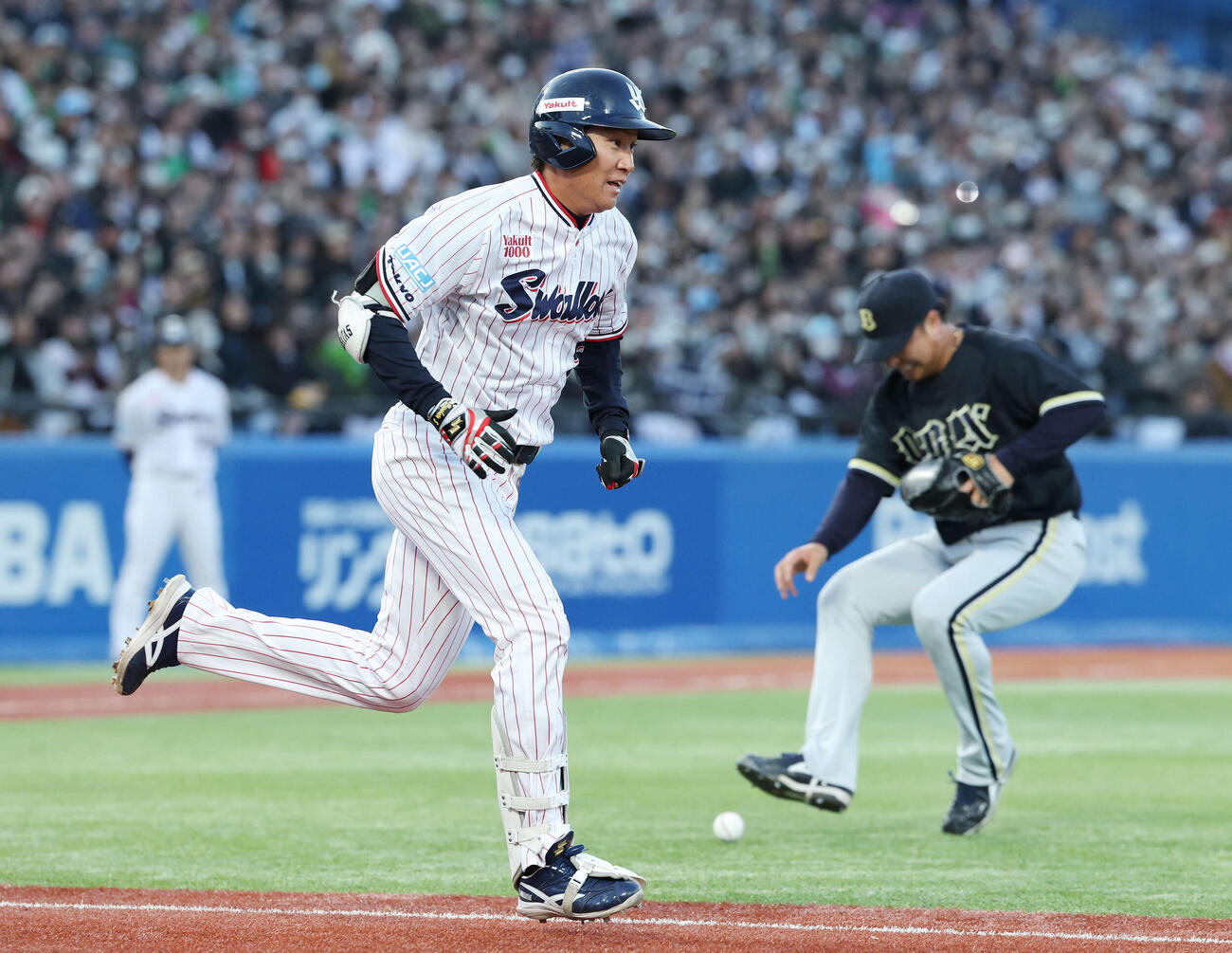 ヤクルト対オリックス　8回裏ヤクルト1死、投ゴロに倒れる川端（撮影・宮地輝）
