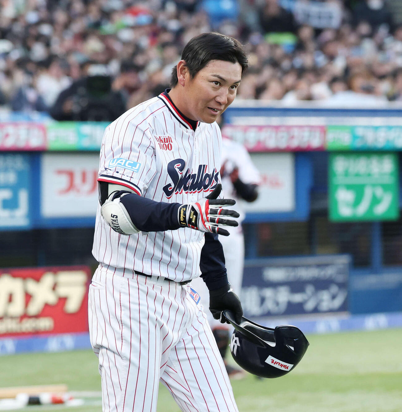 ヤクルト対オリックス　第4打席を終えあいさつするヤクルト川端（撮影・宮地輝）