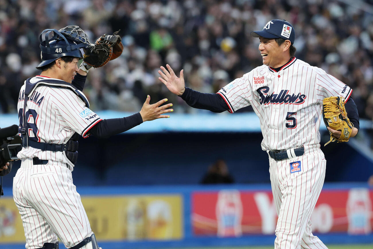 ヤクルト対オリックス　9回表オリックス2死、来田の遊飛を捕球し笑顔でタッチを交わす川端（撮影・宮地輝）