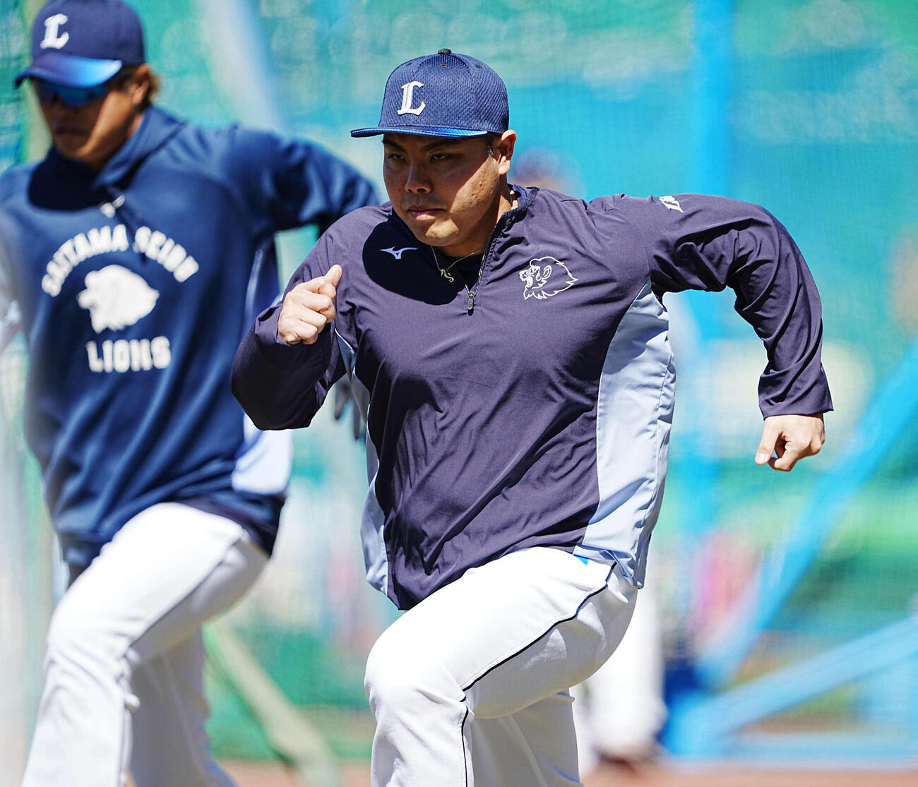 ロッテ対西武　試合前の練習に臨む先発予定の西武平良（撮影・小沢裕）