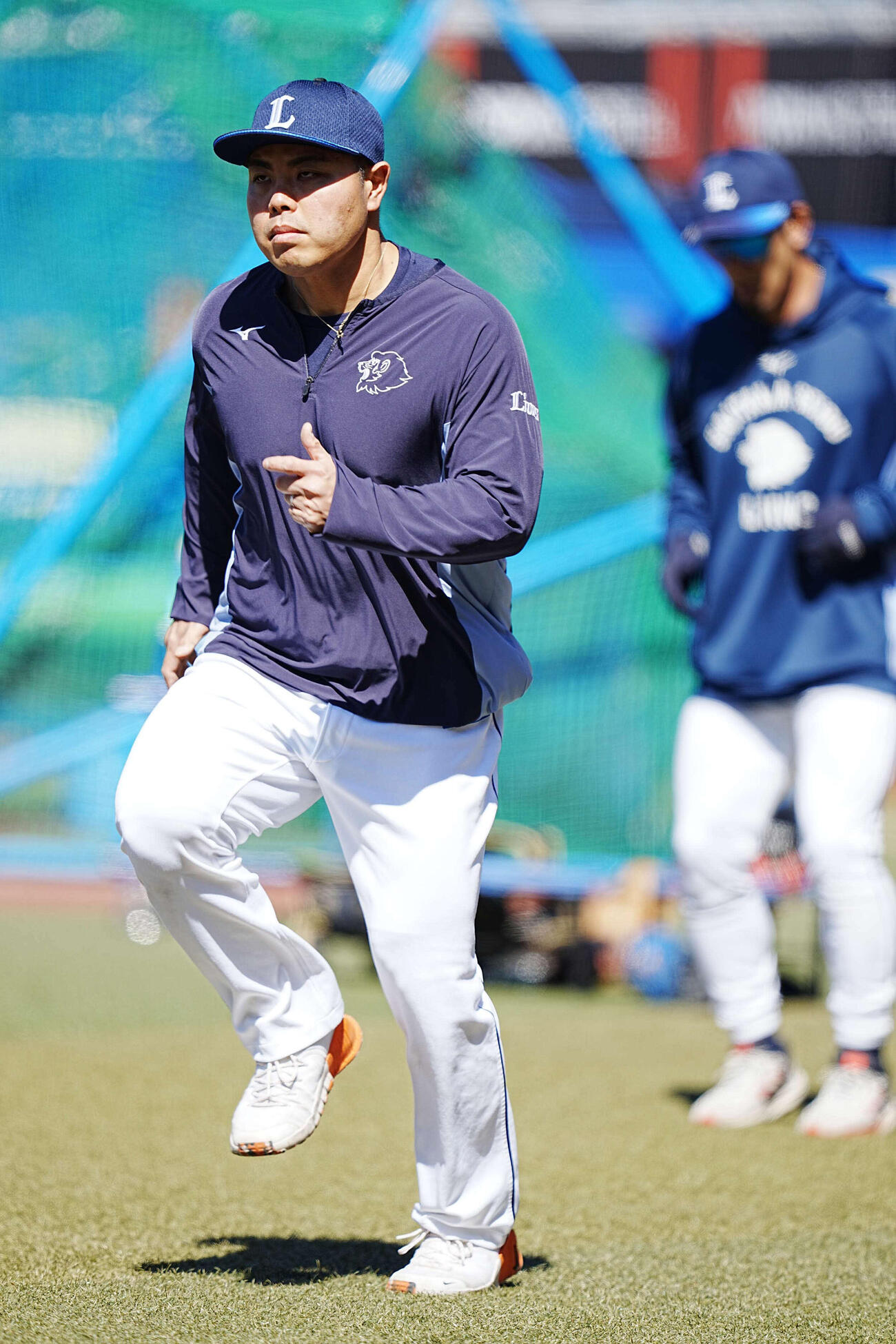 ロッテ対西武　試合前の練習に臨む先発予定の西武平良（撮影・小沢裕）