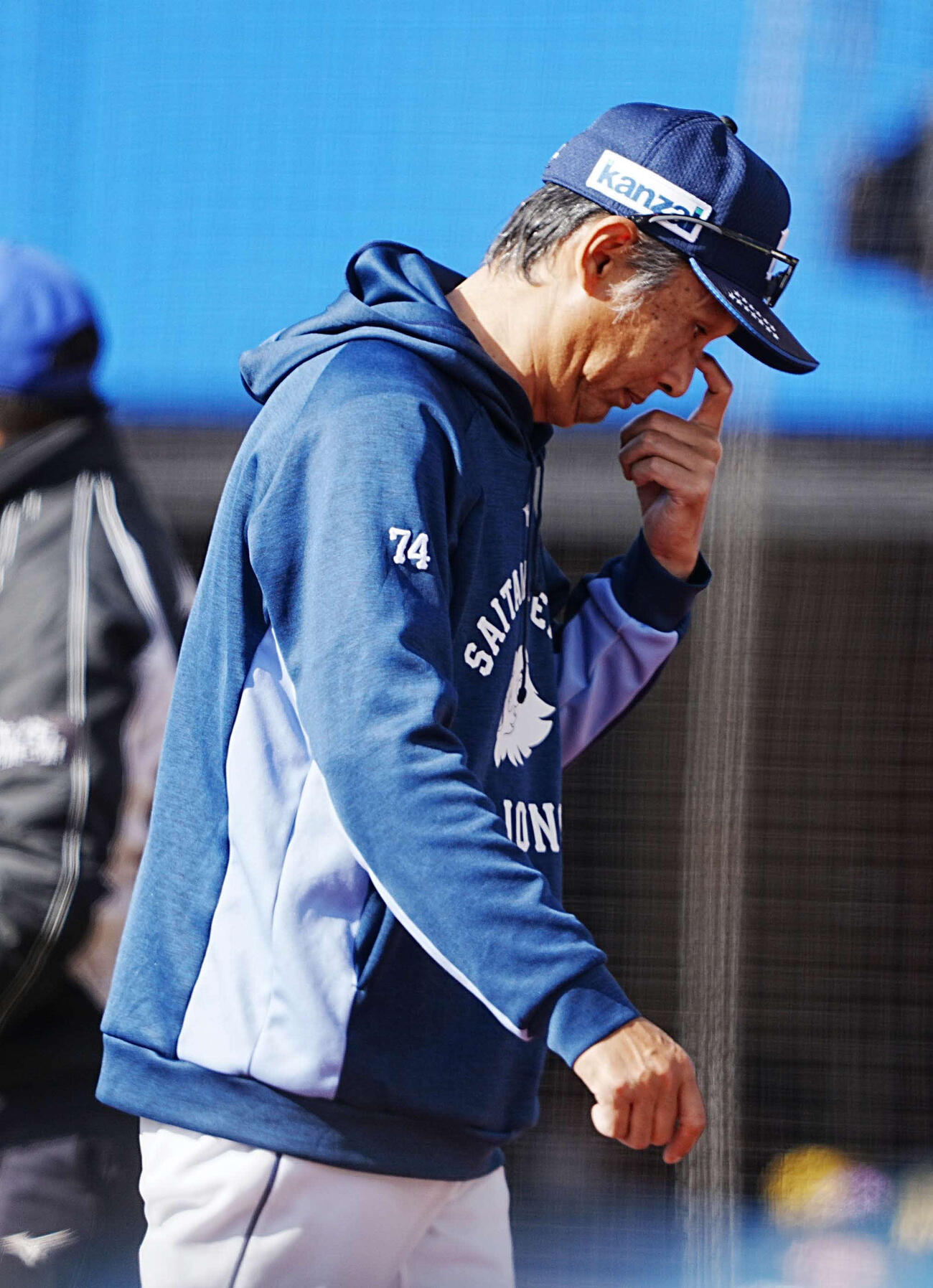 ロッテ対西武　選手交代を告げベンチへ引き揚げる西武西口監督（撮影・小沢裕）