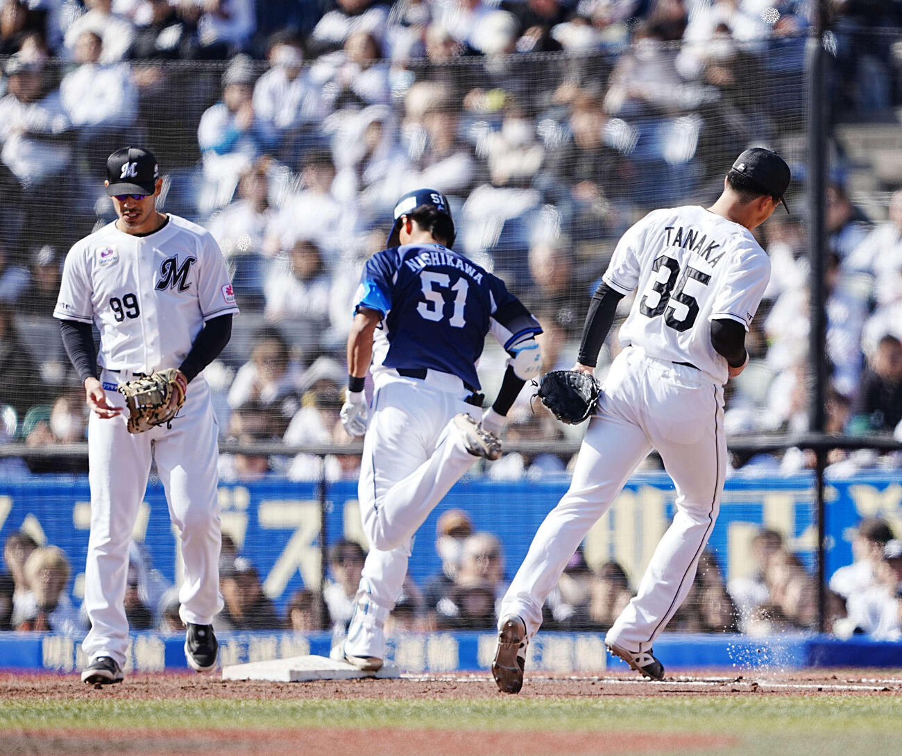 ロッテ対西武　5回表西武2死、ロッテ先発の田中（右）は西川を投ゴロに仕留める（撮影・小沢裕）
