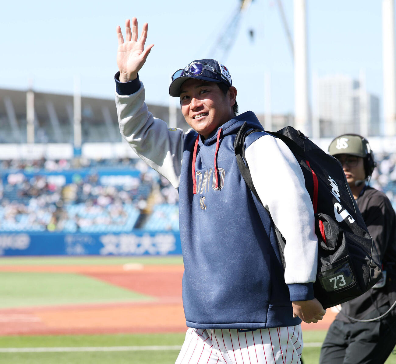 ヤクルト対オリックス　試合前、ファンに笑顔で手を振りベンチに向かうヤクルト川端（撮影・宮地輝）