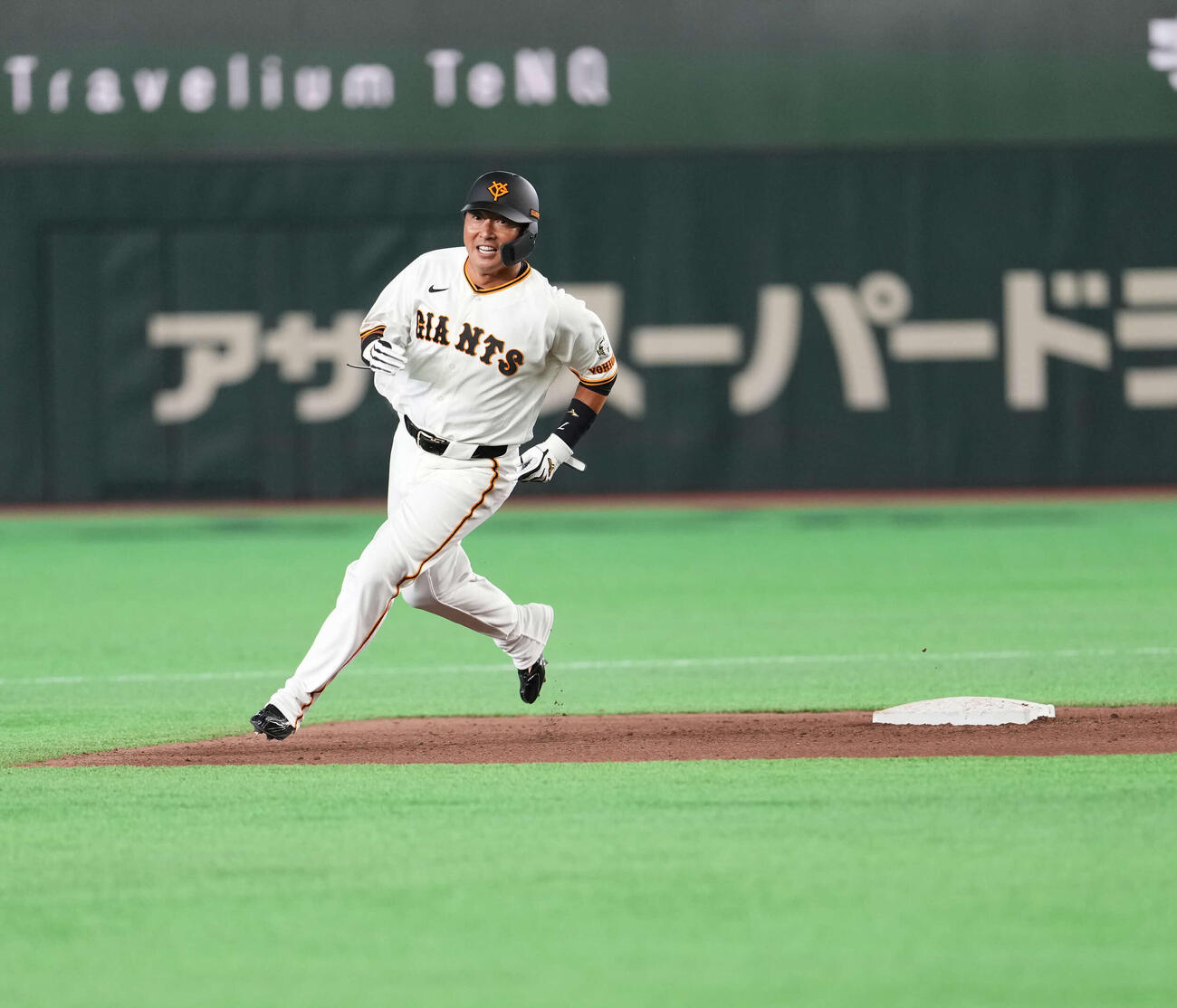 巨人対日本ハム　8回、三塁に向かう長野（撮影・井上学）