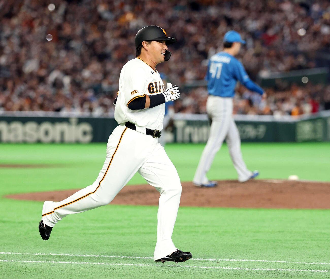 巨人対日本ハム　8回裏巨人2死、長野は中前打を放つ。投手柳川（撮影・浅見桂子）