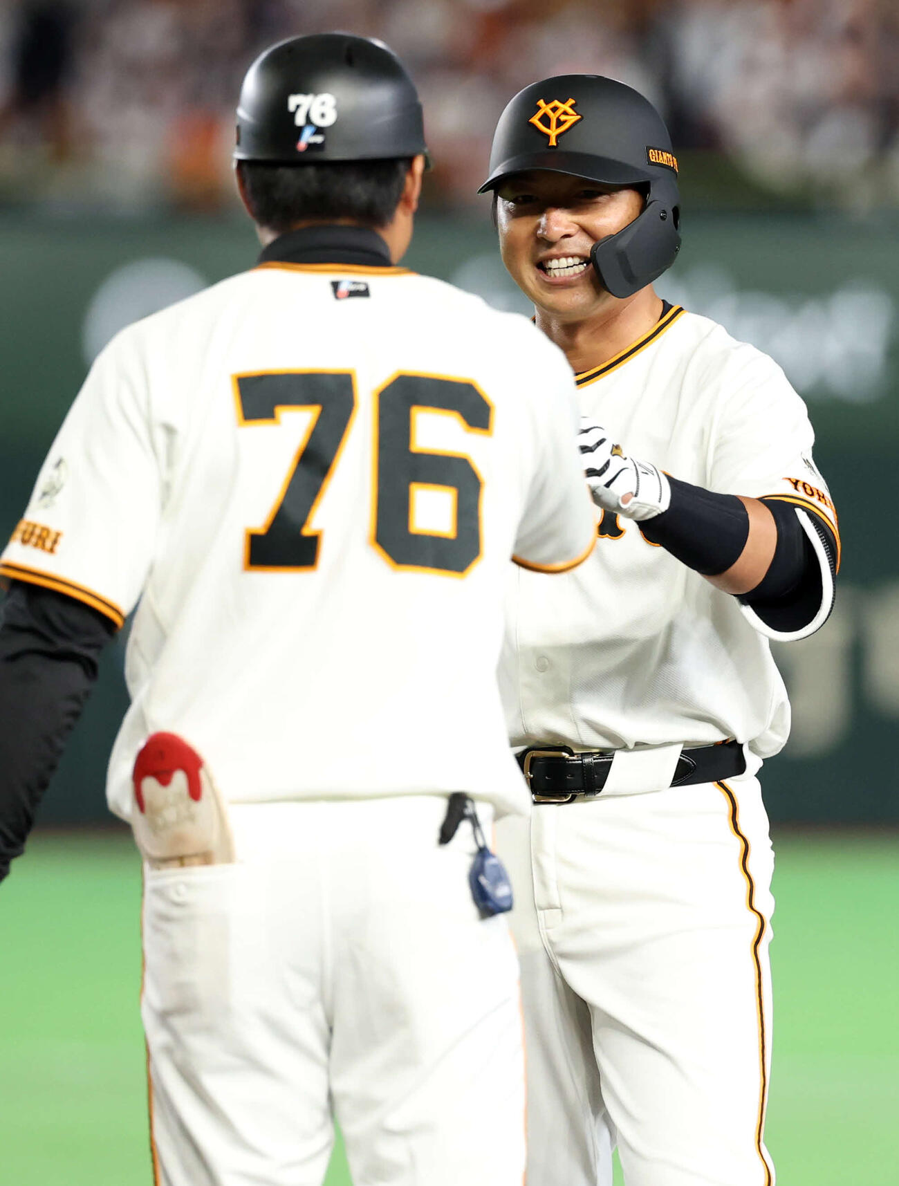 巨人対日本ハム　8回裏巨人2死、長野は中前打を放ち笑顔（撮影・浅見桂子）