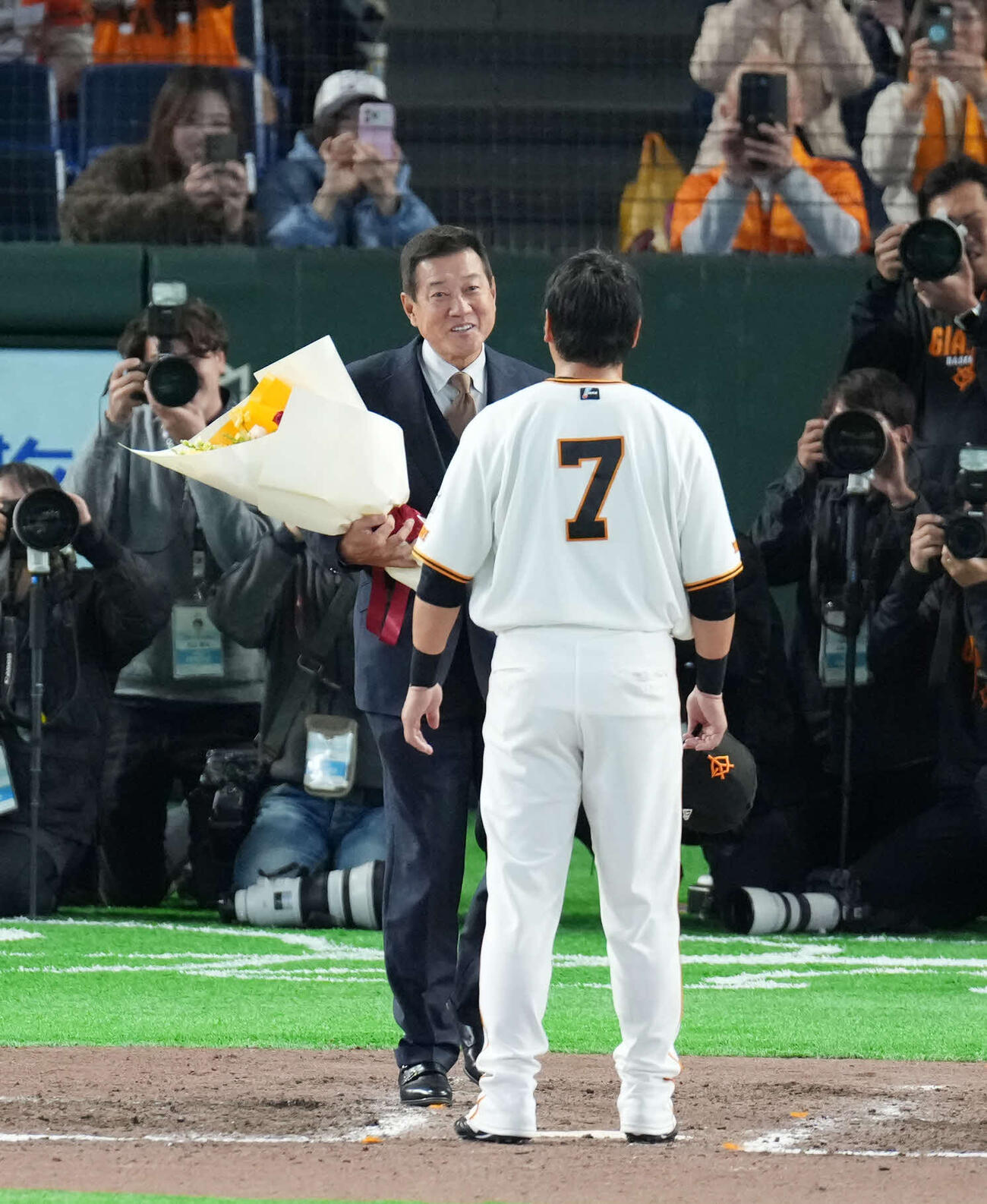 巨人対日本ハム　長野（手前）と話をする原辰徳氏（撮影・増田悦実）