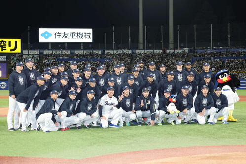 ヤクルト対オリックス　引退セレモニーでチームメートと記念撮影するヤクルト川端（手前左から4人目）（撮影・宮地輝）