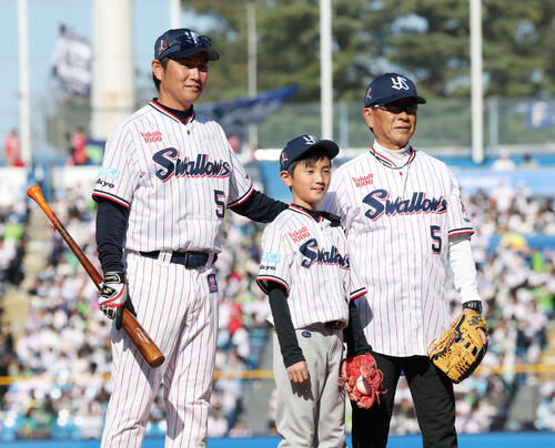 ヤクルト対オリックス　始球式を行い投手の長男、捕手の父と記念撮影するヤクルト川端（撮影・宮地輝）