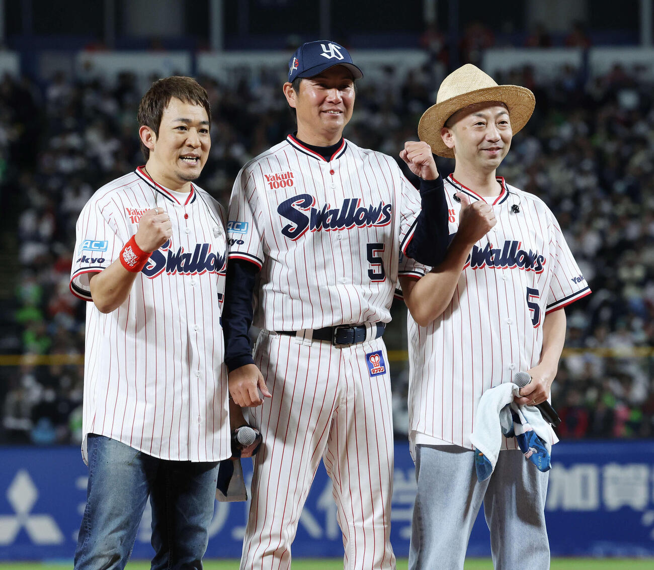 ヤクルト対オリックス　引退セレモニーでFUNKY MONKEY BΛBY’Sのファンキー加藤（左）とモン吉（右）と記念撮影するヤクルト川端（撮影・宮地輝）