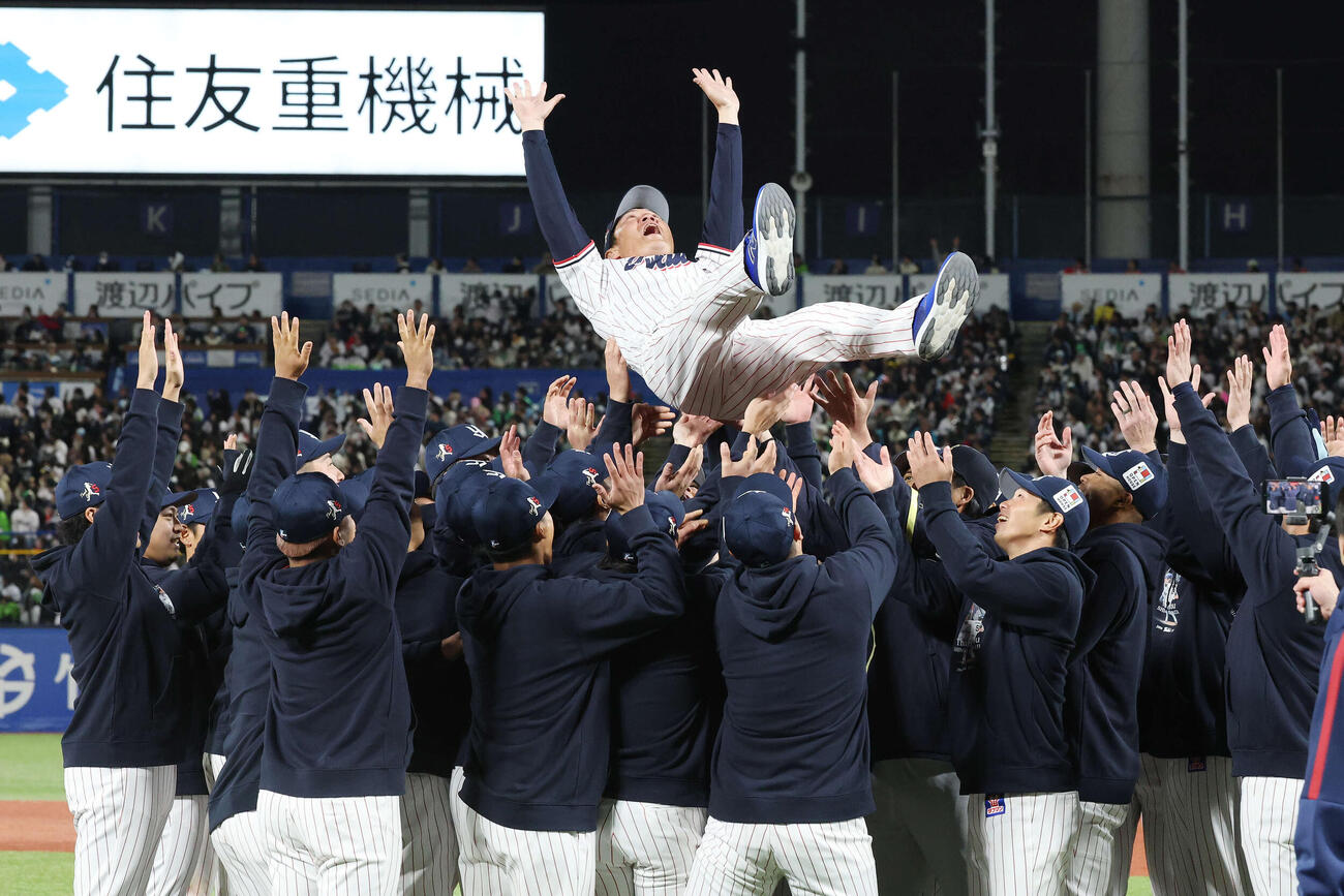 ヤクルト対オリックス　引退セレモニーで胴上げされるヤクルト川端（撮影・宮地輝）