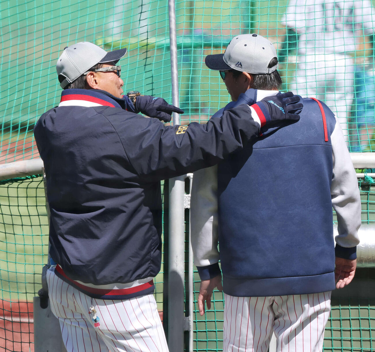 ヤクルト対オリックス　試合前練習で言葉を交わすヤクルト池山監督（左）と川端（撮影・宮地輝）