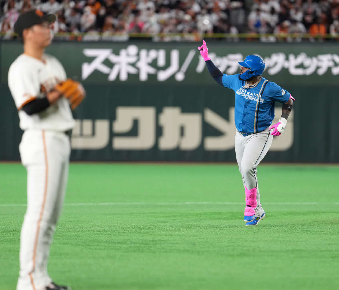 巨人対日本ハム　1回表日本ハム1死一塁、2点本塁打を放つレイエス（撮影・井上学
