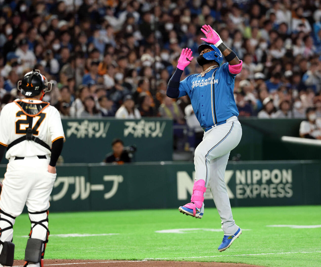 巨人対日本ハム　1回表日本ハム1死一塁、レイエスは先制2点本塁打を放ちジャンプで生還（撮影・浅見桂子）