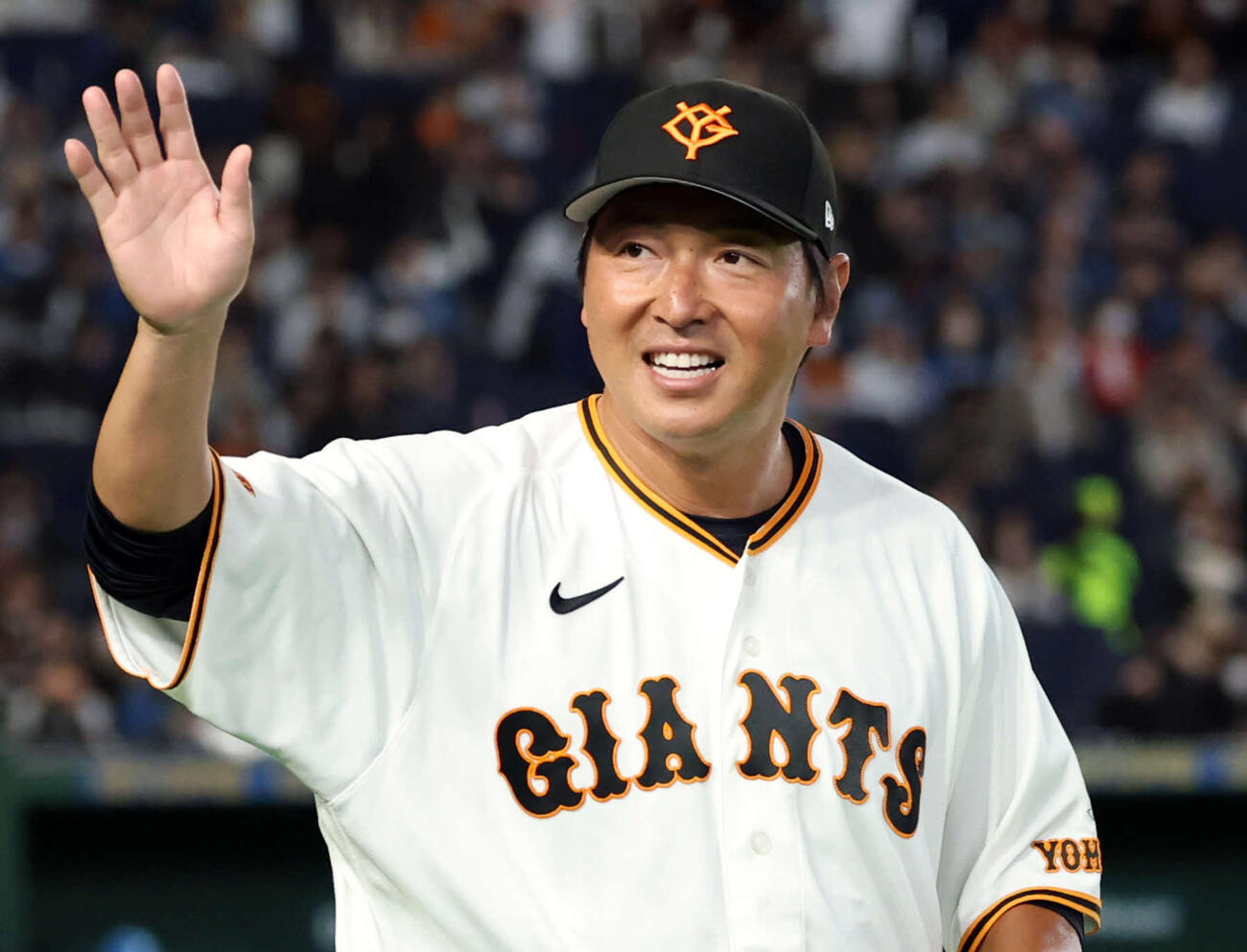 巨人対日本ハム　試合前、スタンドに笑顔で手を振る巨人長野（撮影・浅見桂子）