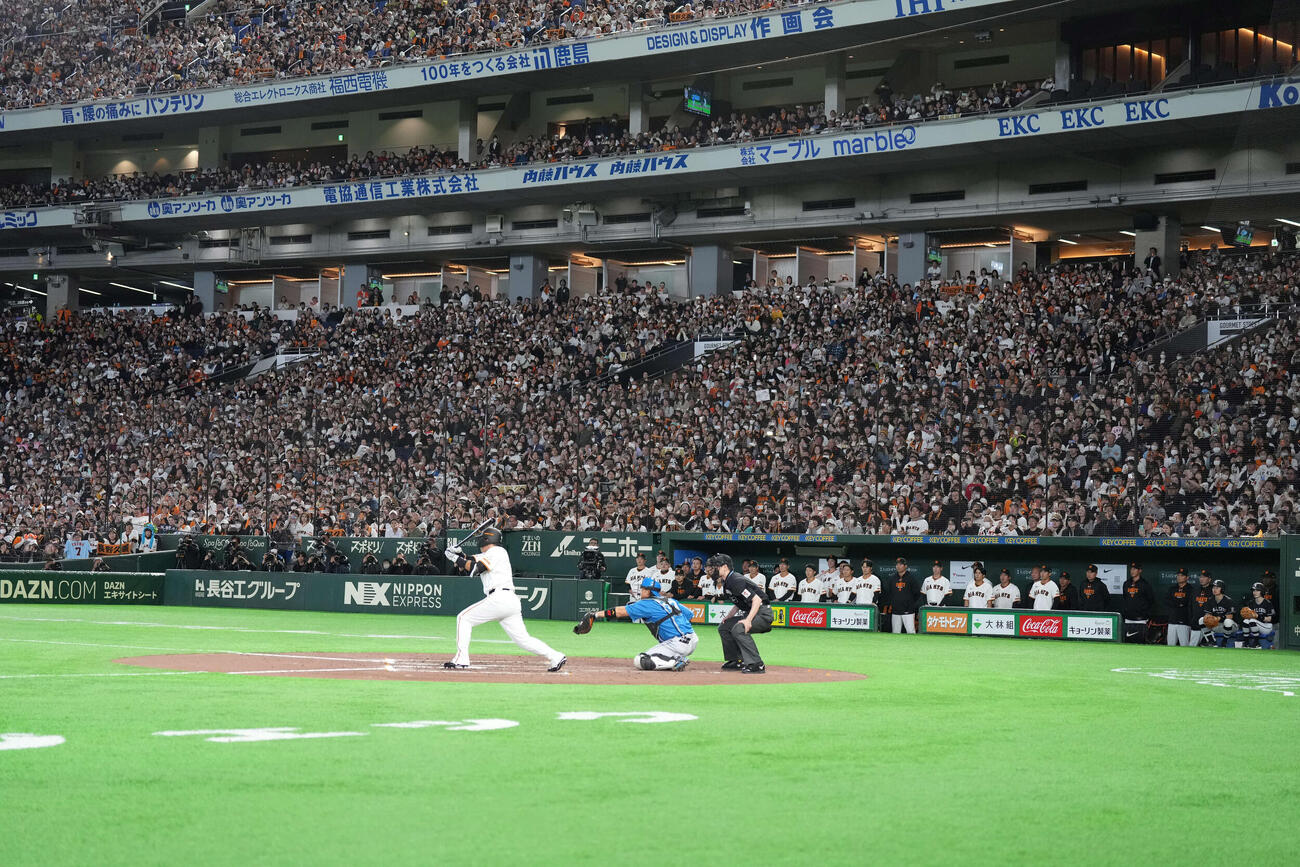 巨人対日本ハム　8回に中前打を放つ長野（撮影・井上学）