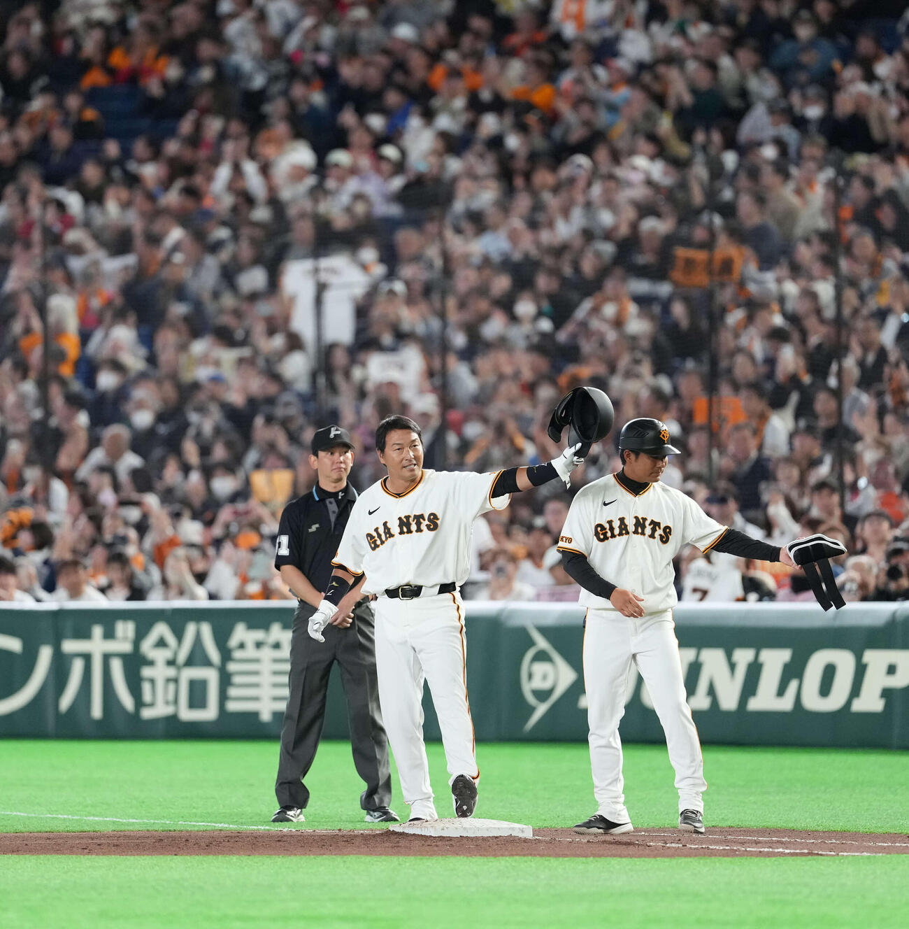 巨人対日本ハム　8回、中前打を放ちファンの声援に応える巨人長野（撮影・井上学）