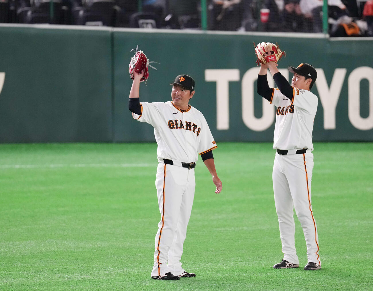 試合前、ノック位置につきファンの声に応える巨人長野久義氏（左）。右は中山（撮影・増田悦実）