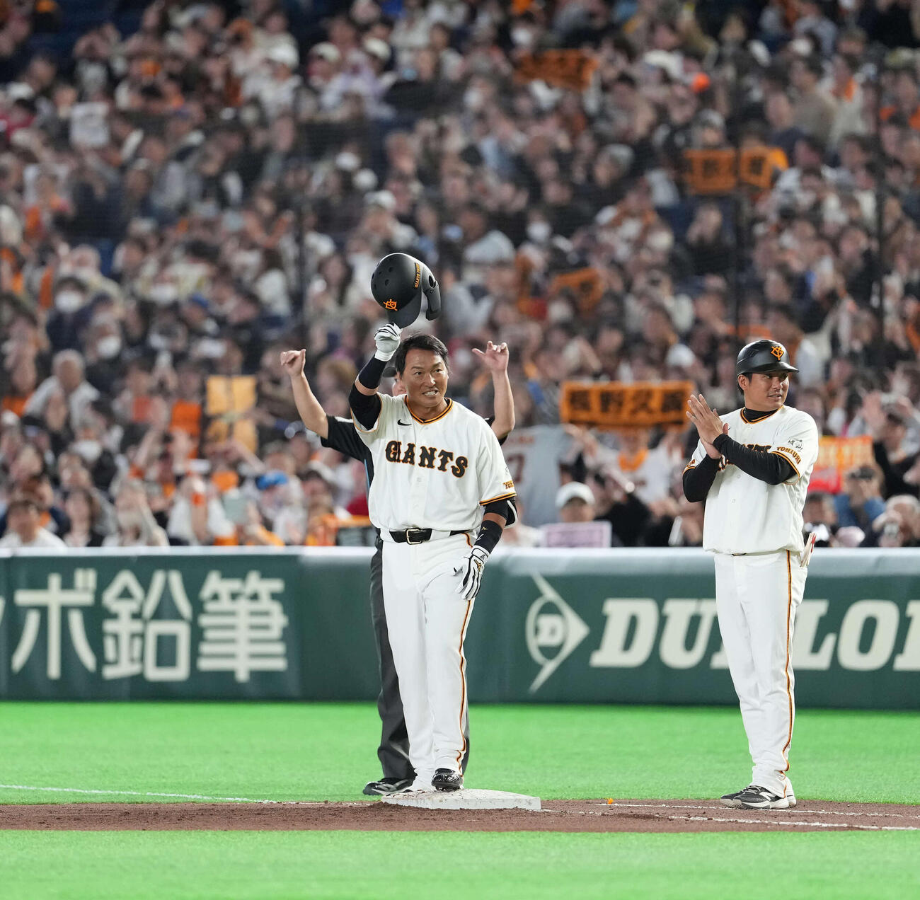巨人対日本ハム　8回、中前打を放ちファンの声援に応える巨人長野（撮影・井上学）