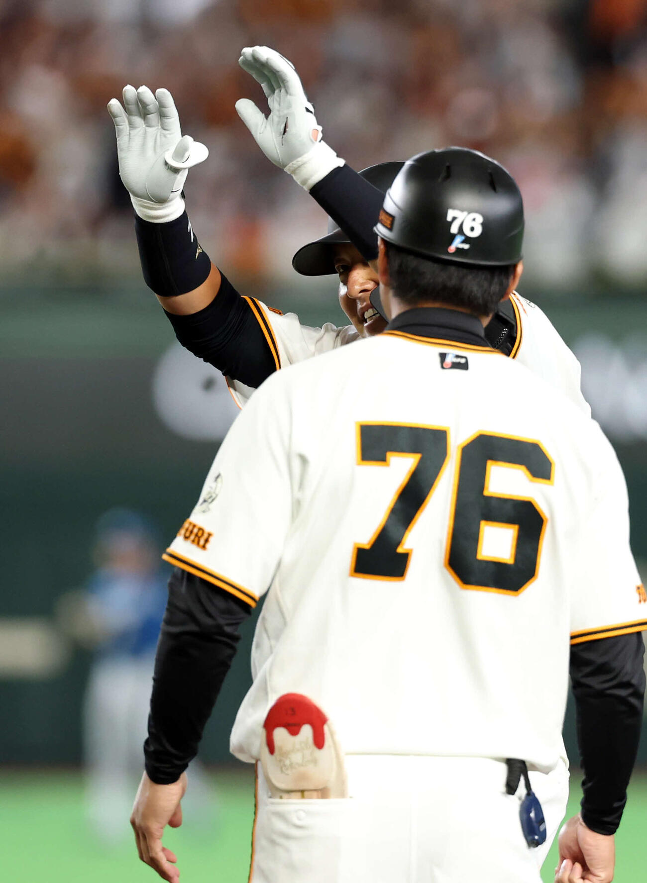 巨人対日本ハム　8回裏巨人2死、長野は中前打を放ち笑顔でベンチに手を上げる（撮影・浅見桂子）