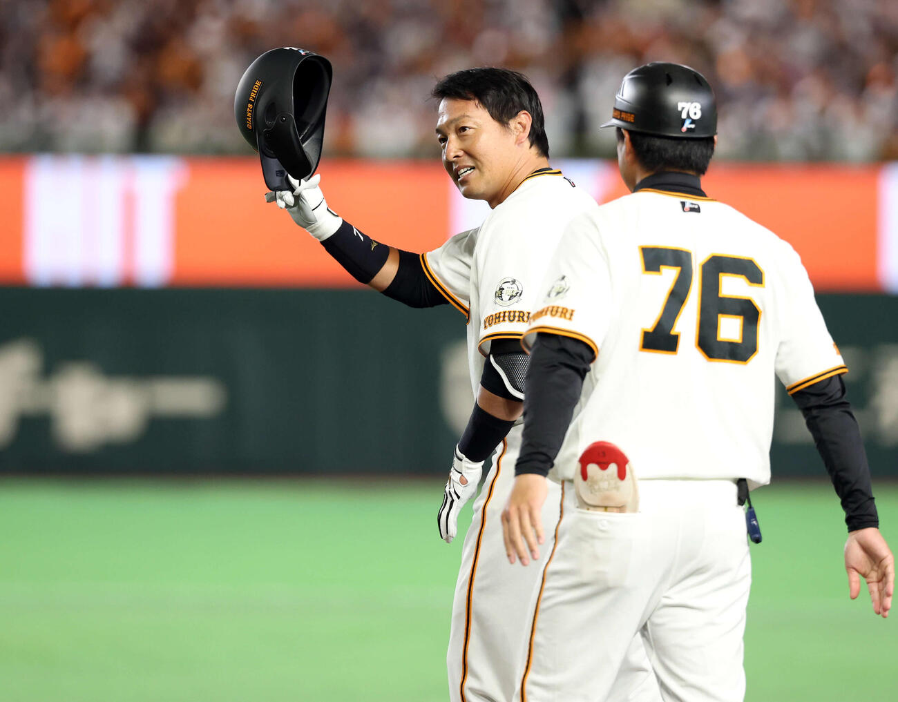 巨人対日本ハム　8回裏巨人2死、長野は中前打を放ちあいさつ（撮影・浅見桂子）
