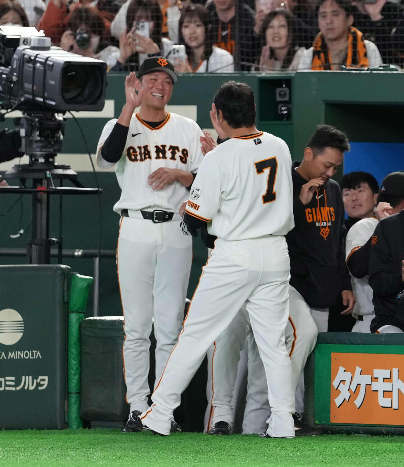 巨人対日本ハム　8回に中前打を放った長野を出迎える坂本（撮影・井上学）
