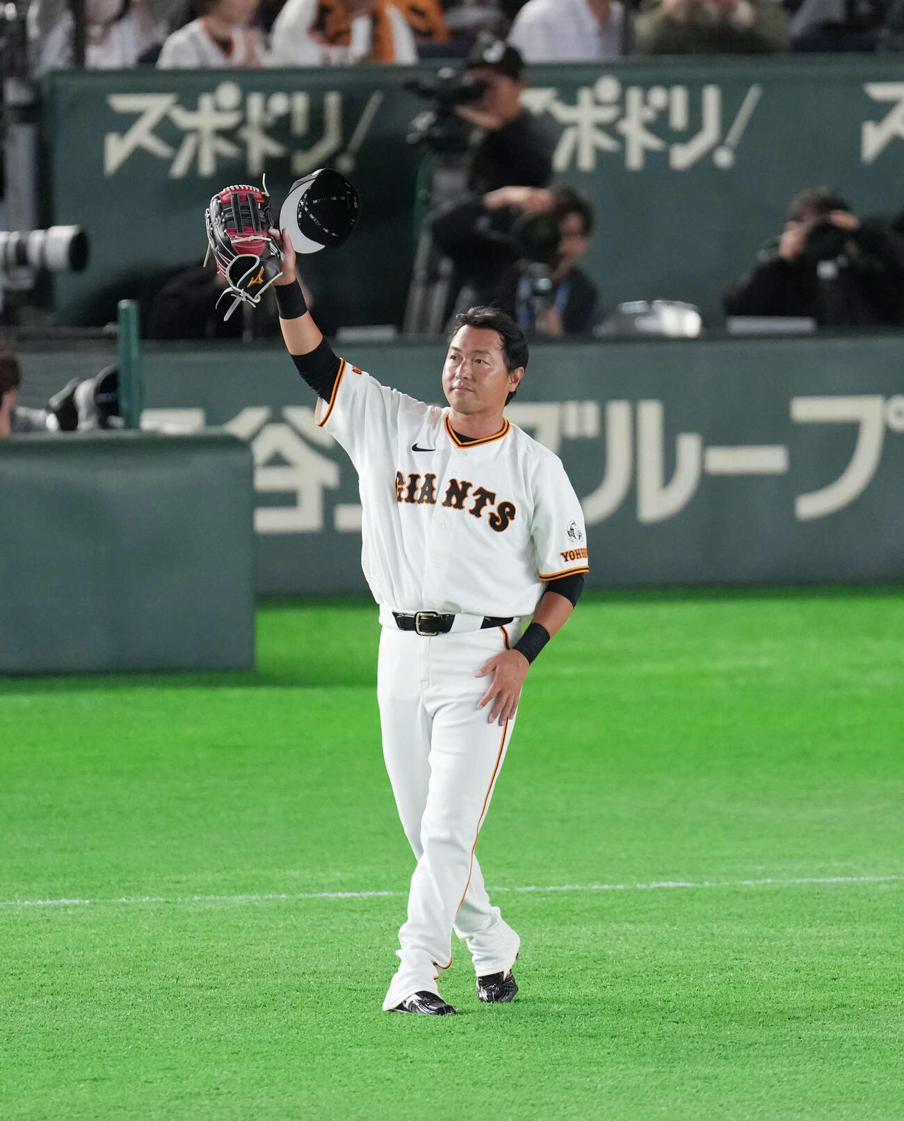 巨人対日本ハム　ファンの声に応える巨人長野（撮影・増田悦実）