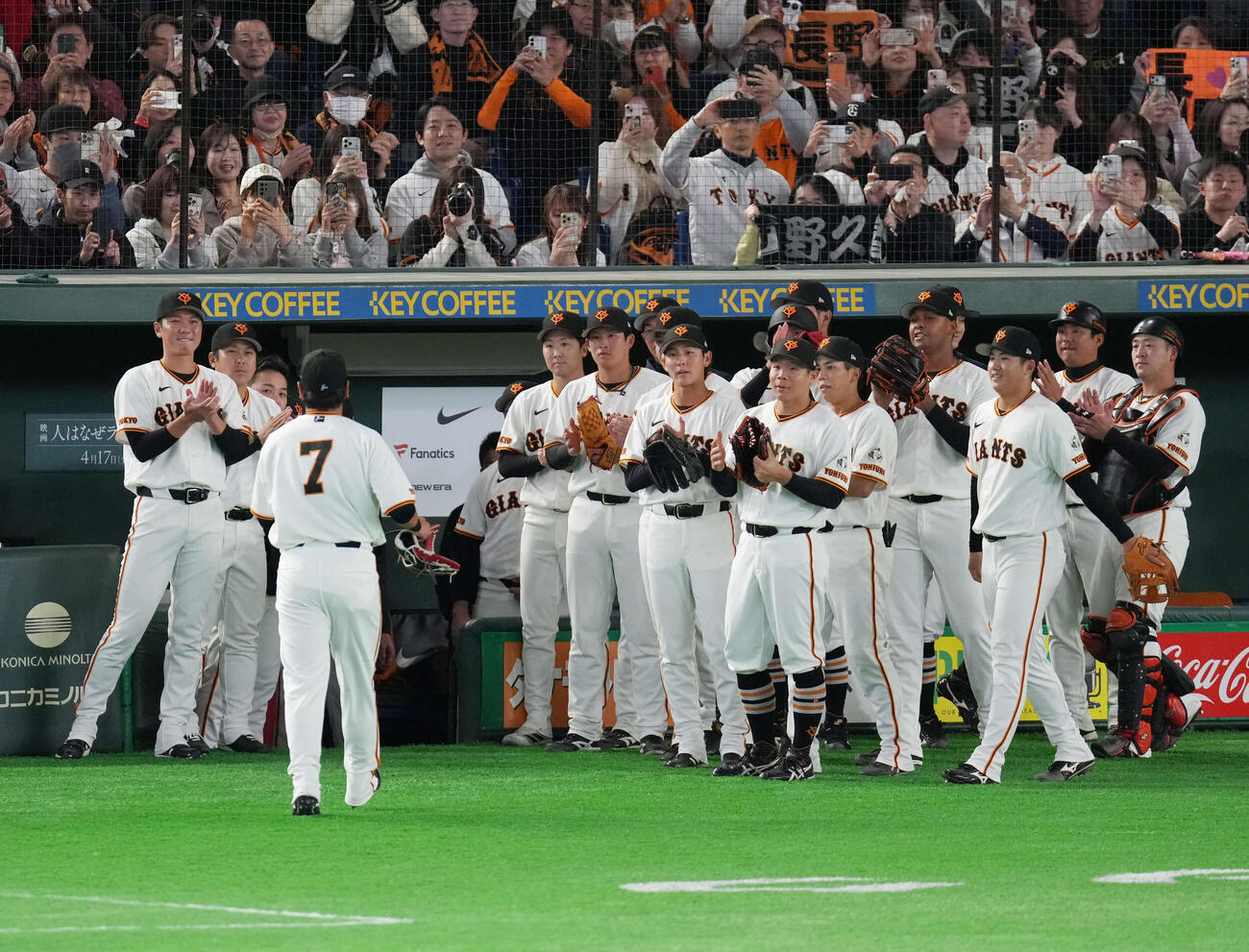 巨人対日本ハム　9回表を終えベンチへ戻る巨人長野（左手前）を出迎える巨人ナイン（撮影・増田悦実）