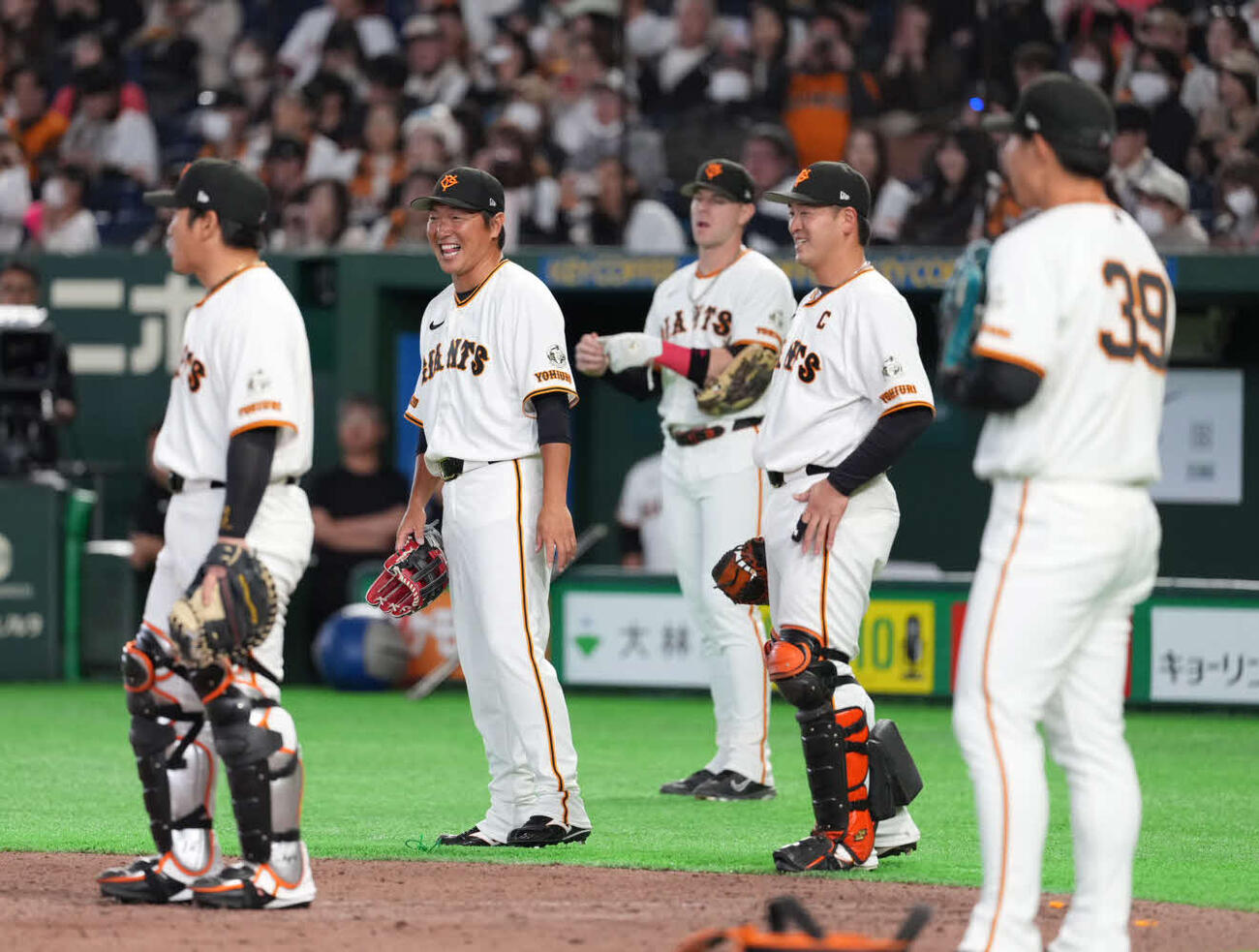 巨人対日本ハム　試合前練習をする巨人長野（中央）（撮影・井上学）