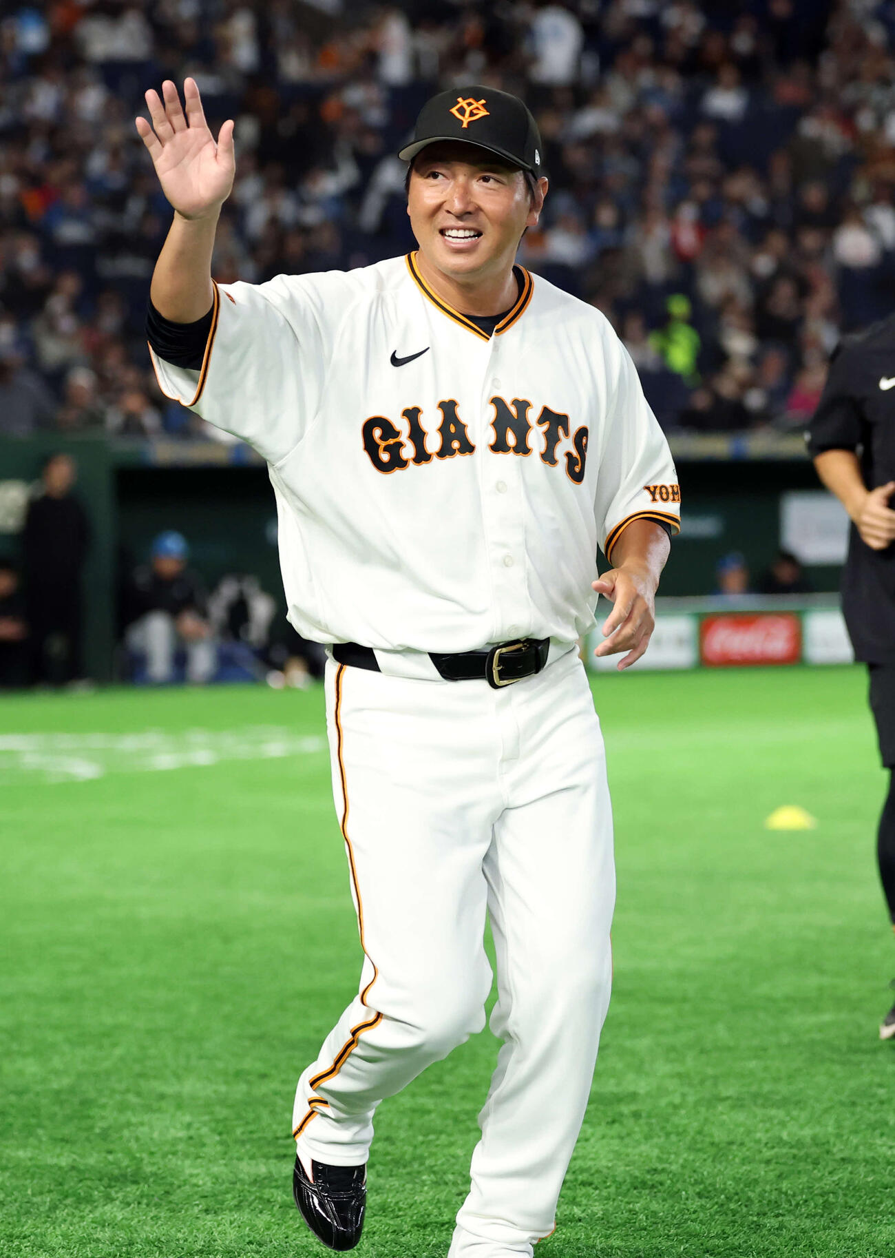巨人対日本ハム　試合前、スタンドに笑顔で手を振る巨人長野（撮影・浅見桂子）