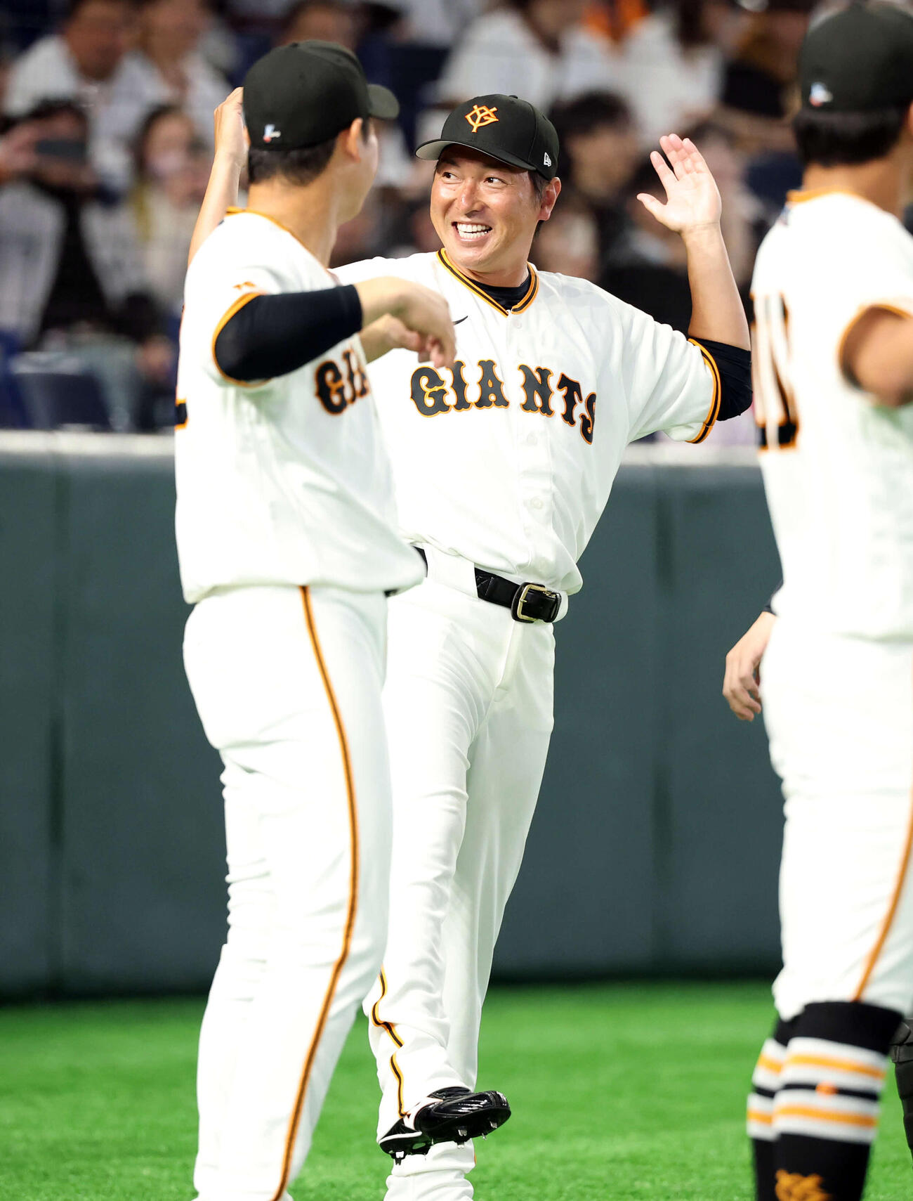 巨人対日本ハム　試合前、笑顔でウオームアップする巨人長野（撮影・浅見桂子）