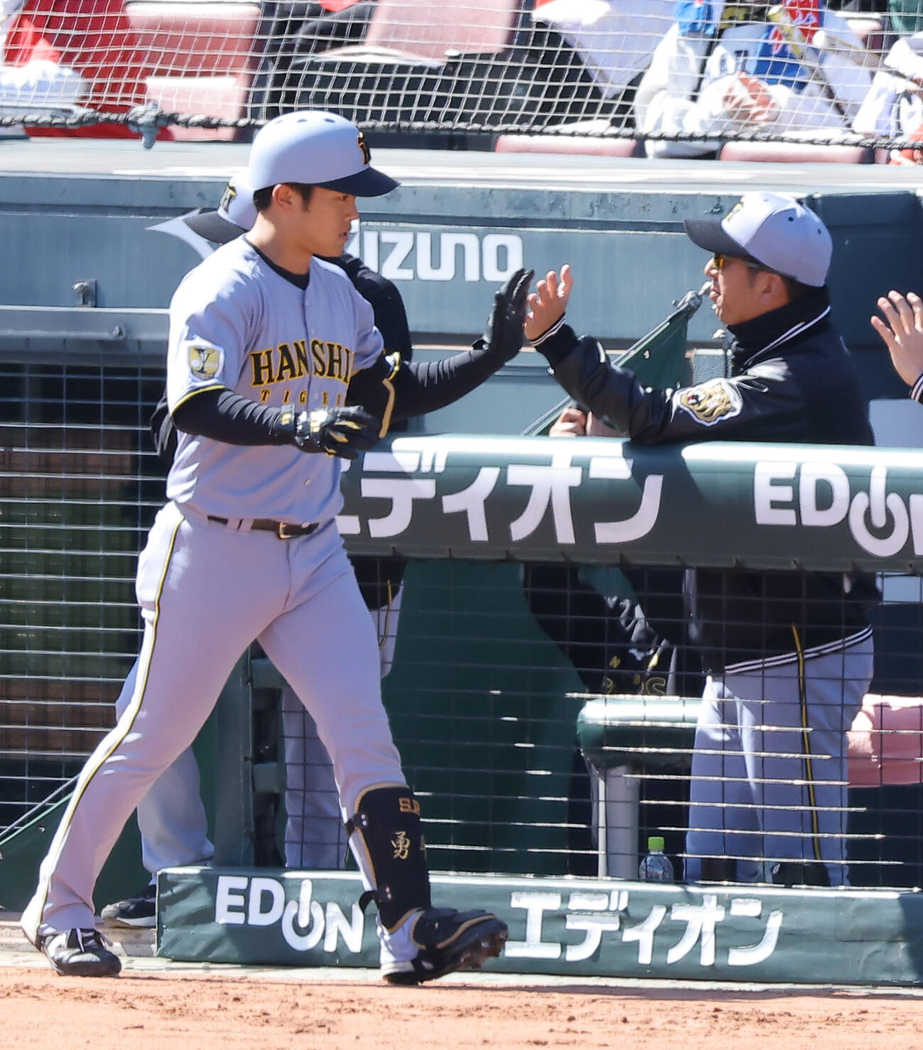 広島対阪神　3回表阪神1死一塁、2点本塁打を放った中川（左）をハイタッチで出迎える藤川監督（撮影・上田博志）