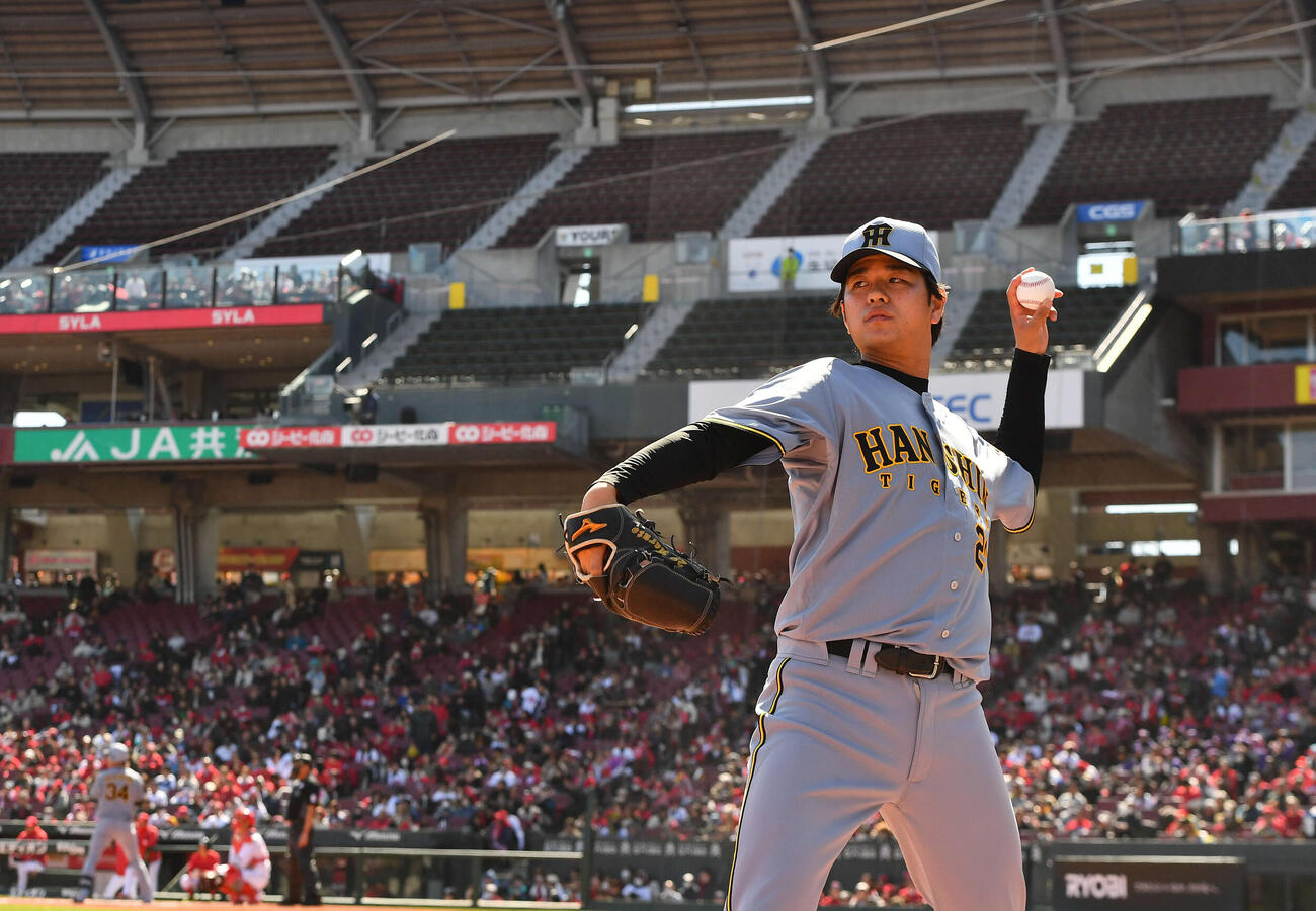 広島対阪神　2回表、ベンチ前でキャッチボールを行う高橋（撮影・岩下翔太）