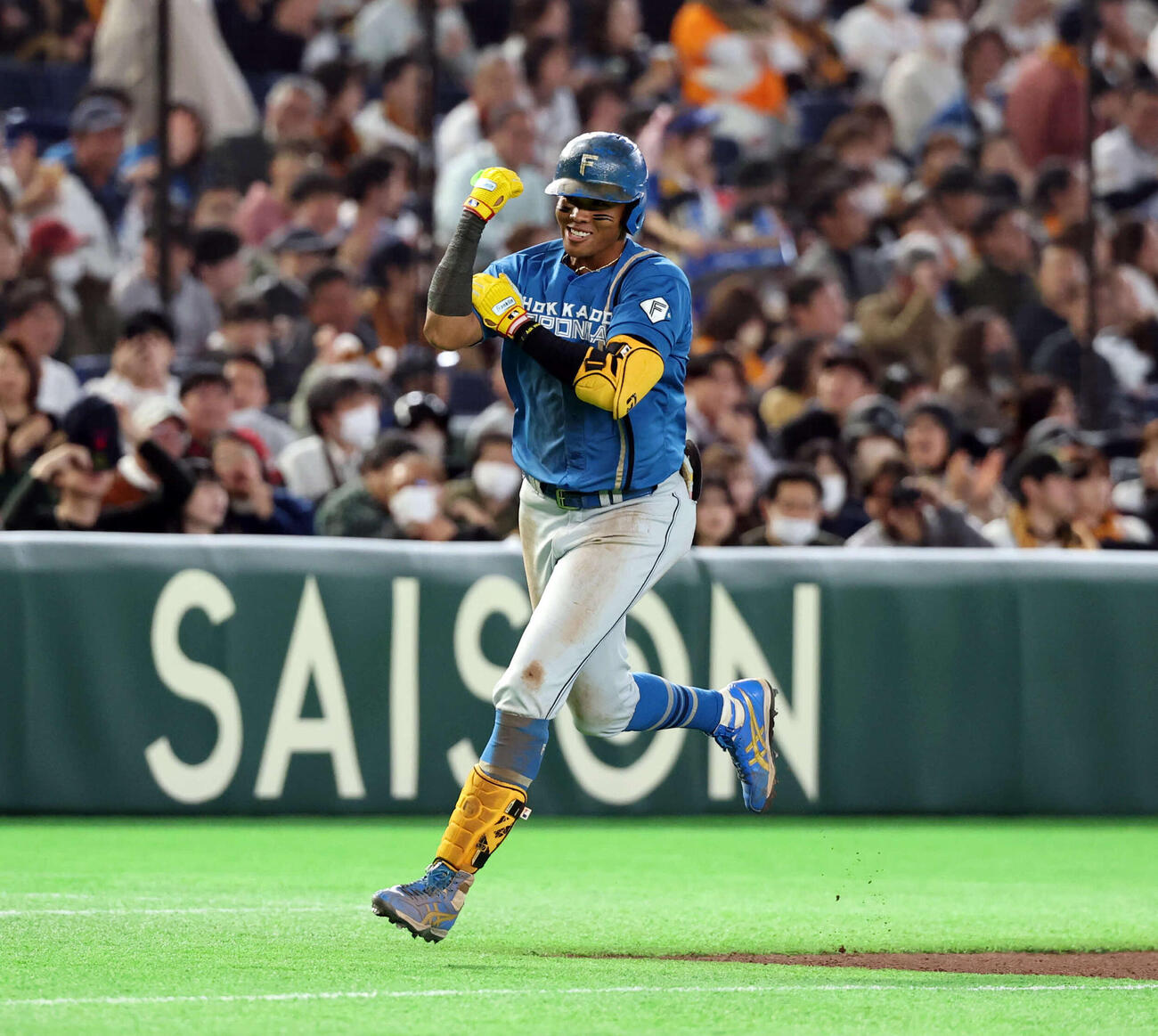 巨人対日本ハム　4回表日本ハム1死満塁、右翼に満塁本塁打を放ち笑顔で三塁を回る水谷（撮影・浅見桂子）