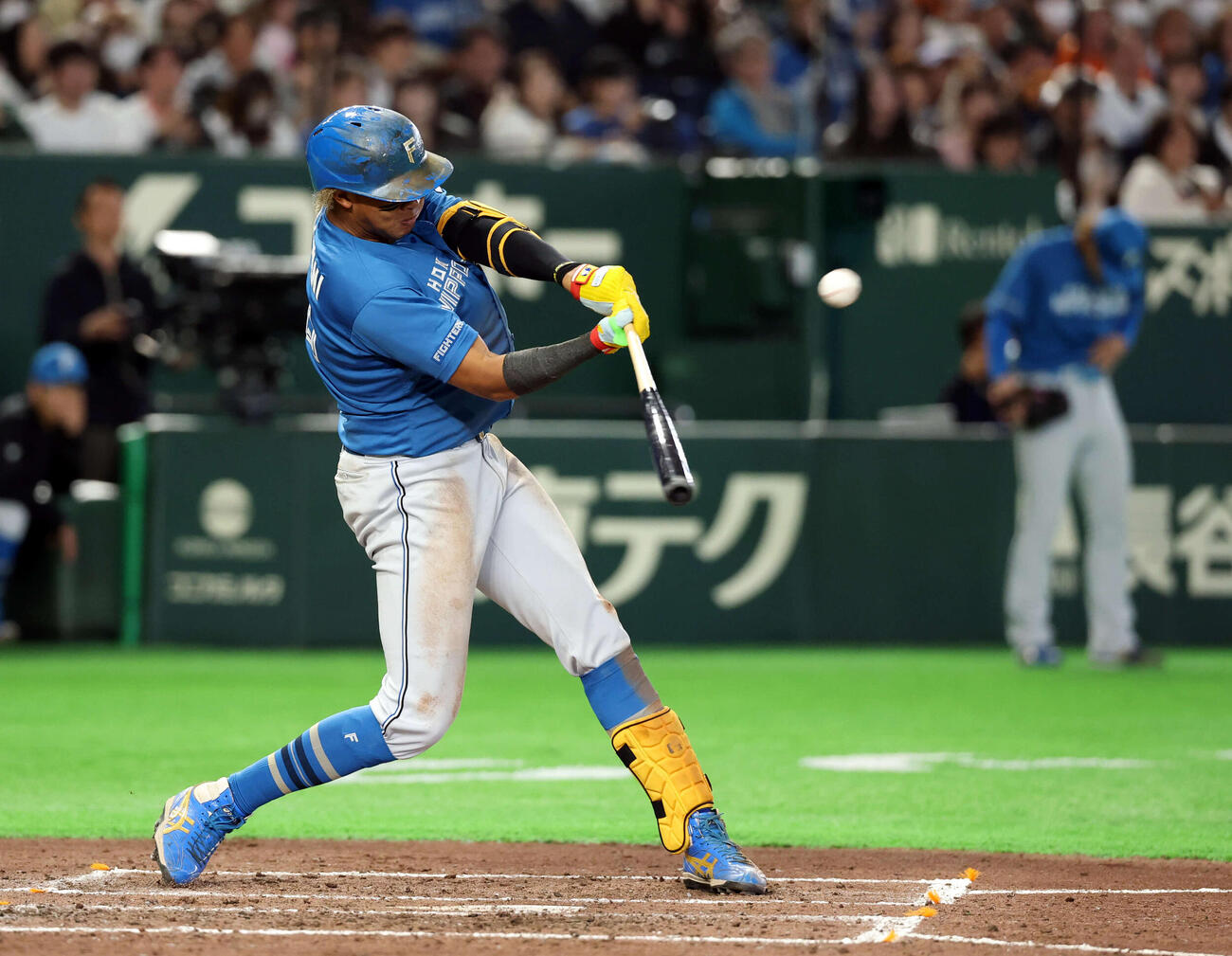 巨人対日本ハム　4回表日本ハム1死満塁、右翼に満塁本塁打を放つ水谷（撮影・浅見桂子）