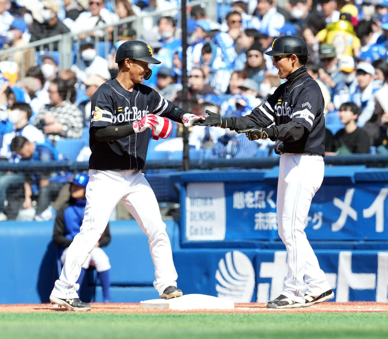 DeNA対ソフトバンク　2回表ソフトバンク1死二塁、右前に先制適時打を放った今宮（撮影・たえ見朱実）