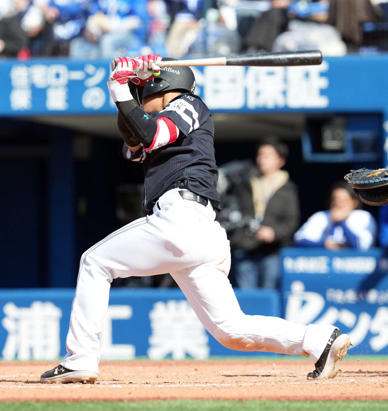 DeNA対ソフトバンク　4回表ソフトバンク2死、右前打を放つ今宮（撮影・たえ見朱実）