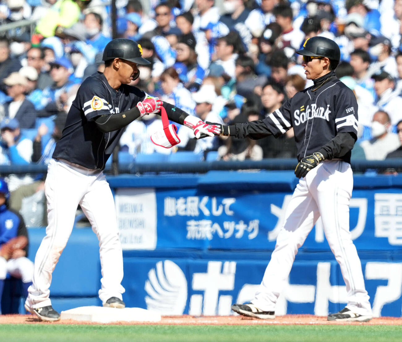DeNA対ソフトバンク　4回表ソフトバンク2死、右前打を放った今宮（撮影・たえ見朱実）