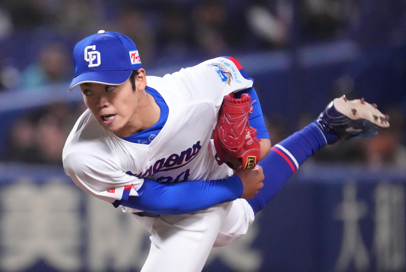 中日対楽天　5回表楽天1死二、三塁、中日2番手で登板する根尾（撮影・森本幸一）