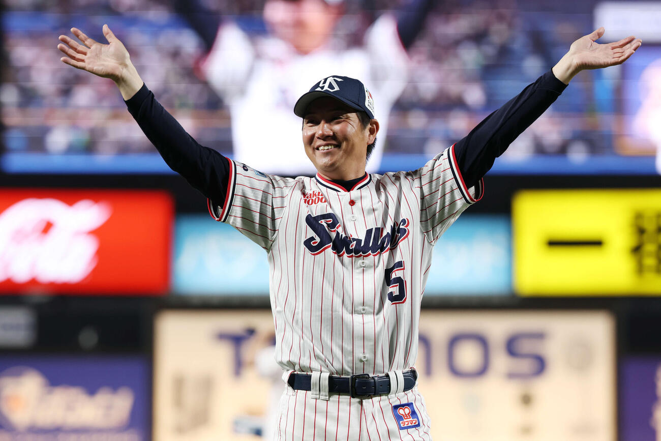 ヤクルト対オリックス　引退セレモニーで笑顔で手を振るヤクルト川端（撮影・宮地輝）