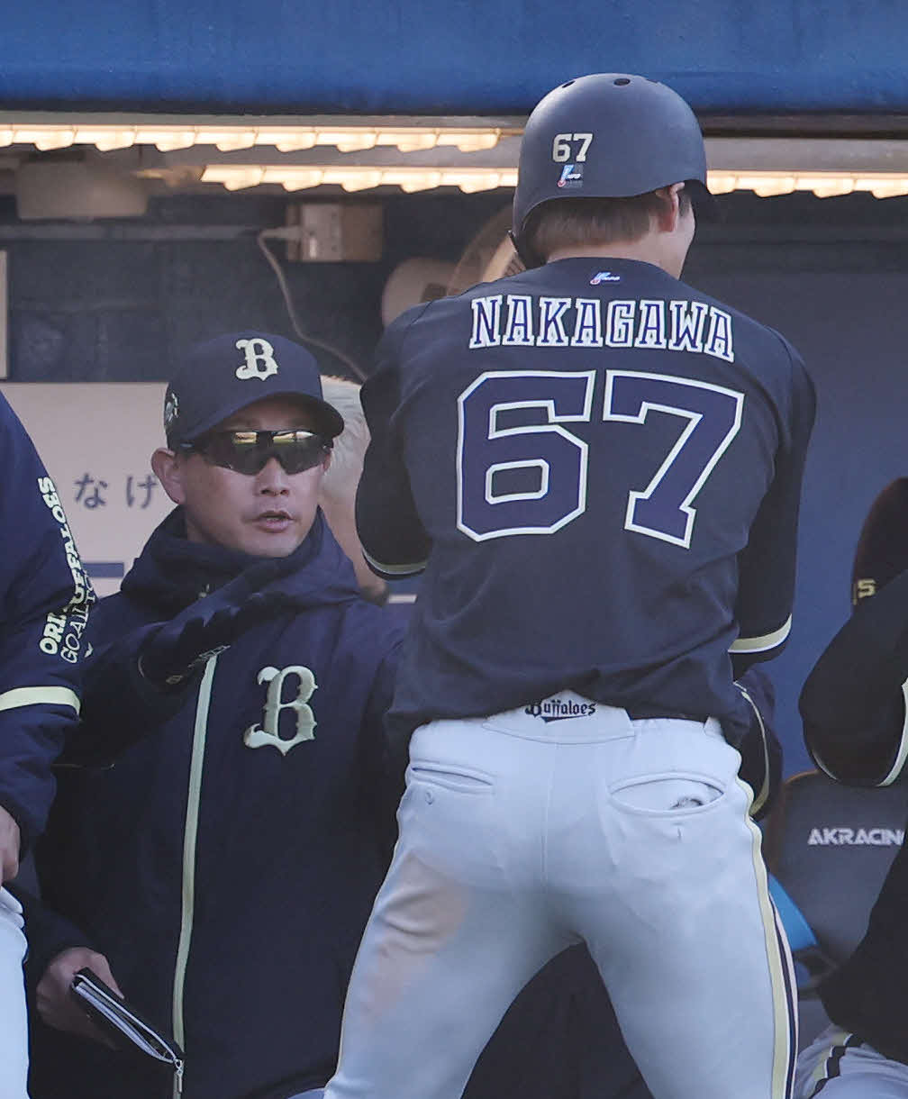 ヤクルト対オリックス　4回表オリックス2死一、二塁、広岡の左前適時打で生還した中川（右）を迎える岸田監督（撮影・宮地輝）