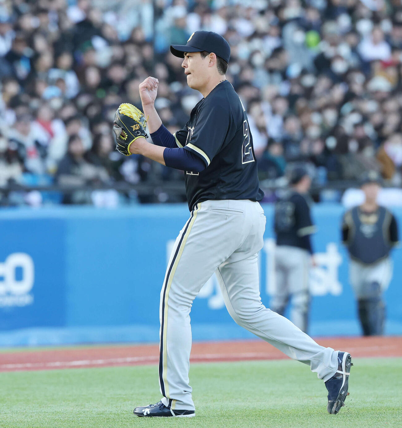 ヤクルト対オリックス　5回裏を3者凡退に抑えたオリックス先発の九里（撮影・宮地輝）
