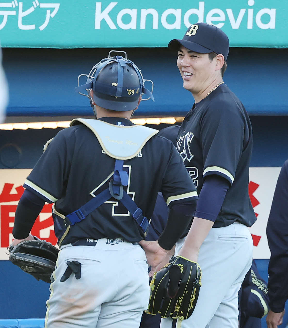 ヤクルト対オリックス　6回裏を無失点に抑えオリックス森友（左）と言葉を交わす九里（撮影・宮地輝）