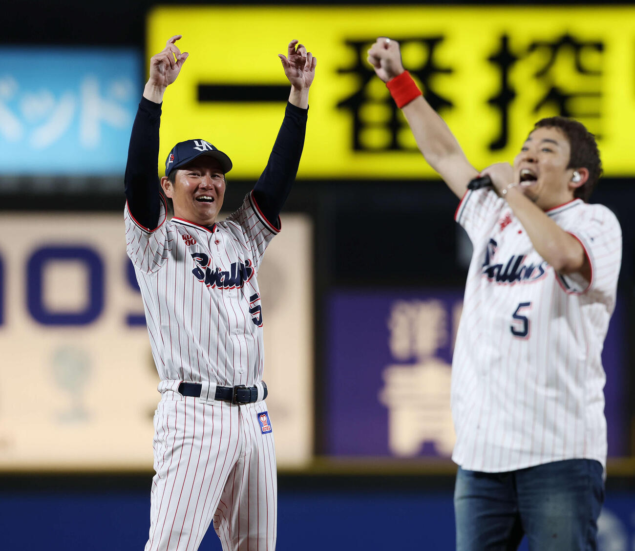 ヤクルト対オリックス　引退セレモニーでFUNKY MONKEY BΛBY’Sのファンキー加藤（右）と盛り上がるヤクルト川端（撮影・宮地輝）