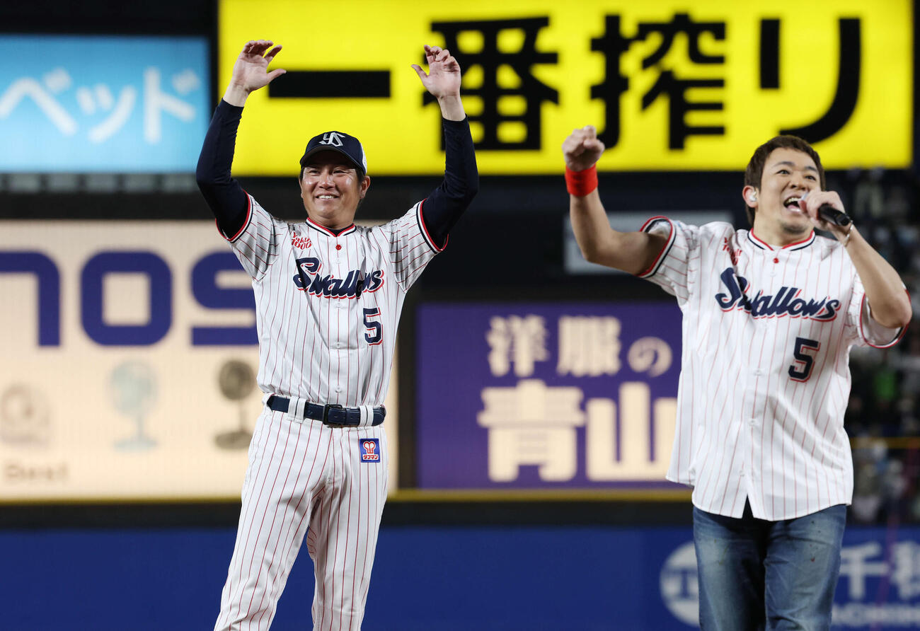 ヤクルト対オリックス　引退セレモニーでFUNKY MONKEY BΛBY’Sのファンキー加藤（右）と盛り上がるヤクルト川端（撮影・宮地輝）