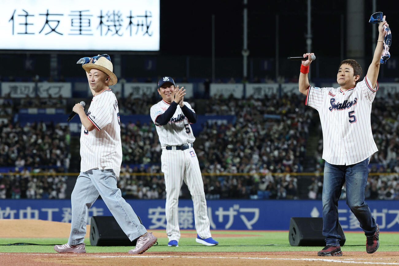 ヤクルト対オリックス　ヤクルト川端（中央）の引退セレモニーにサプライズ登場したFUNKY MONKEY BΛBY’Sのファンキー加藤（右）とモン吉（撮影・宮地輝）