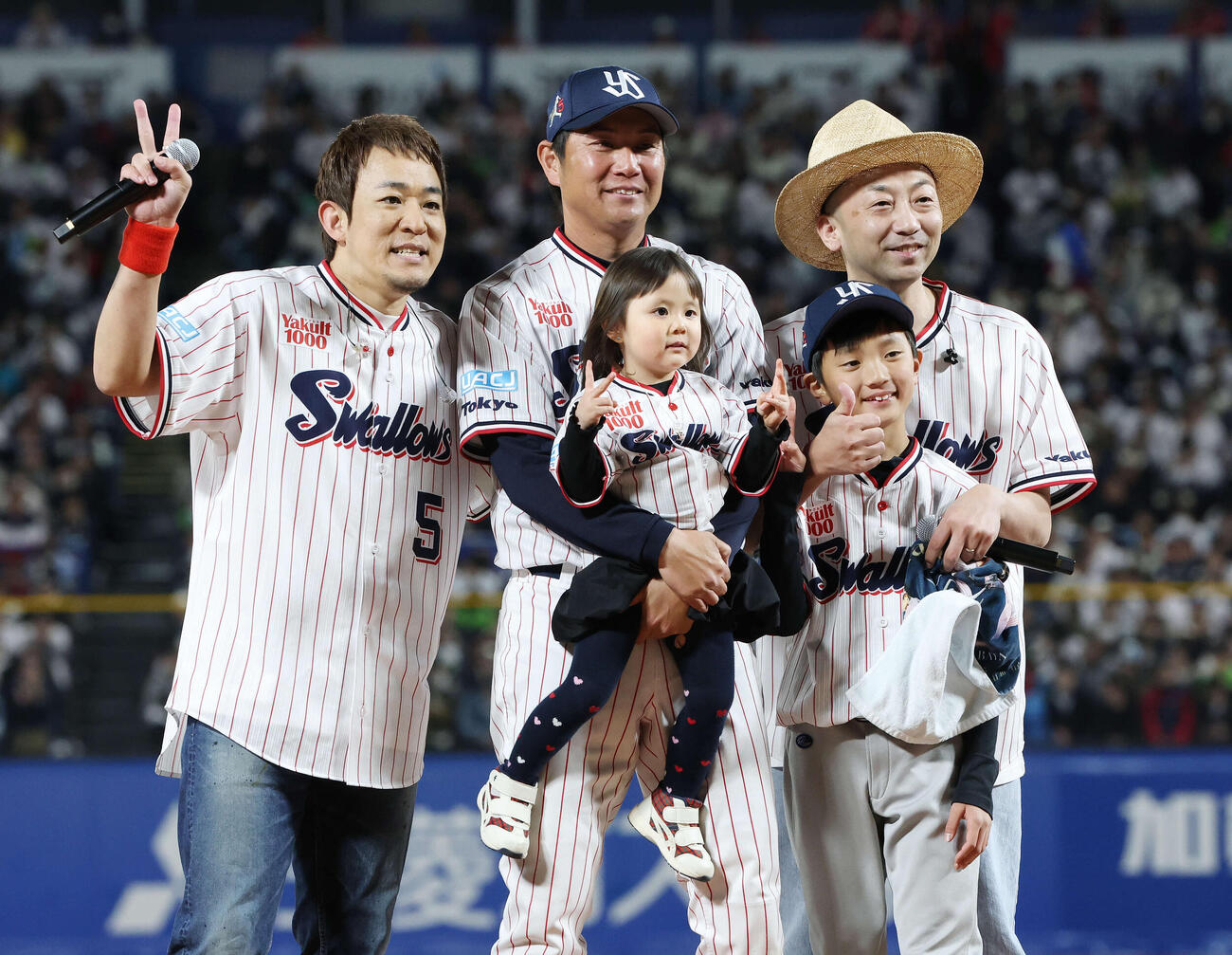 ヤクルト対オリックス　引退セレモニーで子どもたちとFUNKY MONKEY BΛBY’Sのファンキー加藤（左）とモン吉（右）と記念撮影するヤクルト川端（撮影・宮地輝）