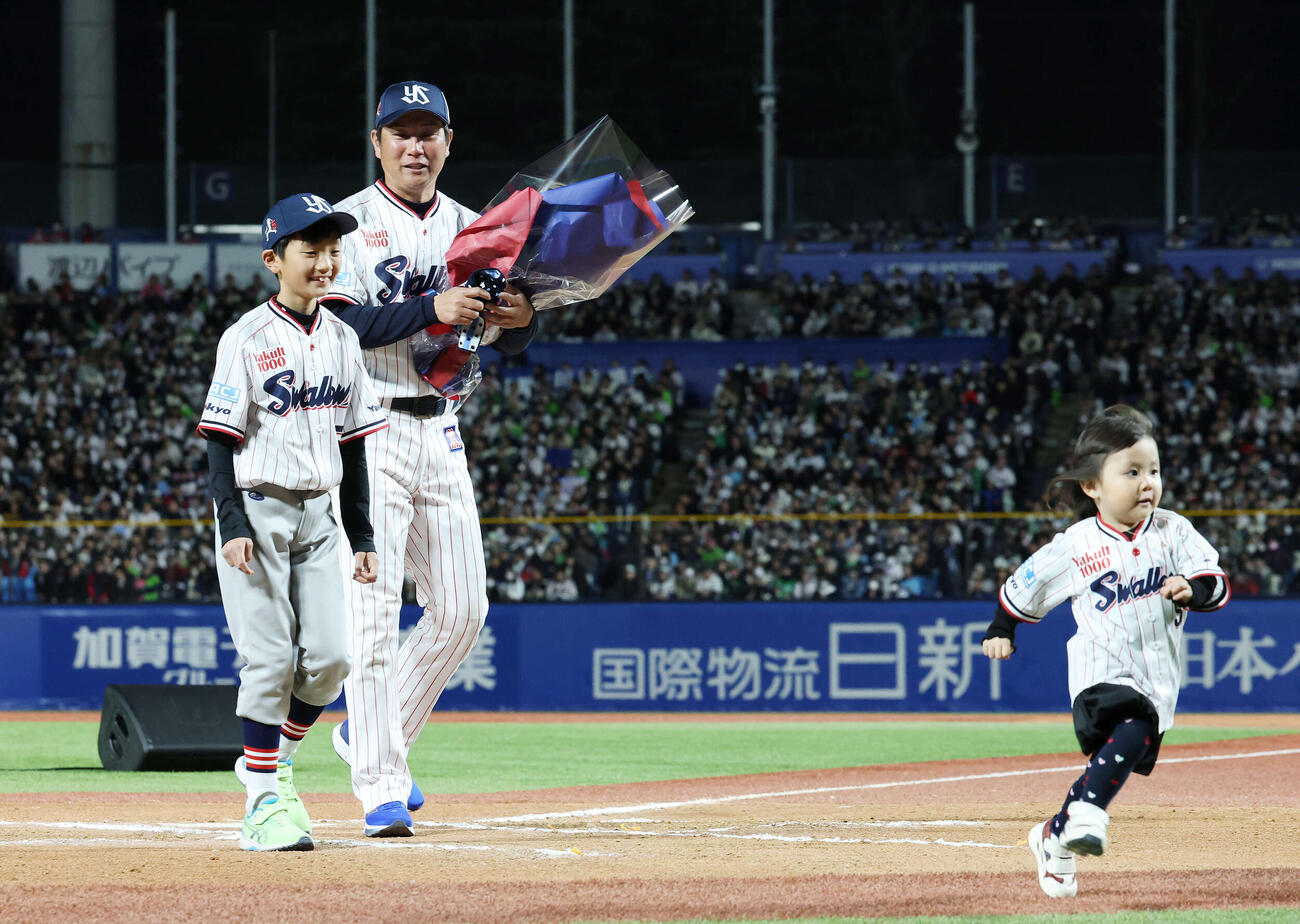 ヤクルト対オリックス　引退セレモニーで子どもたちから花束を受け取ったヤクルト川端（撮影・宮地輝）